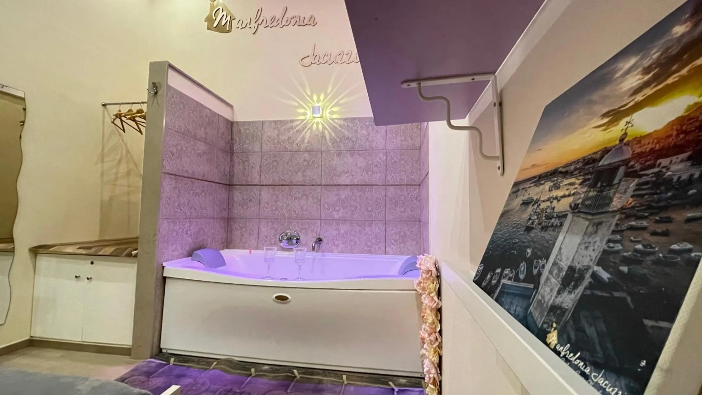 Photo of the whole room in ManfredoniaJacuzzi