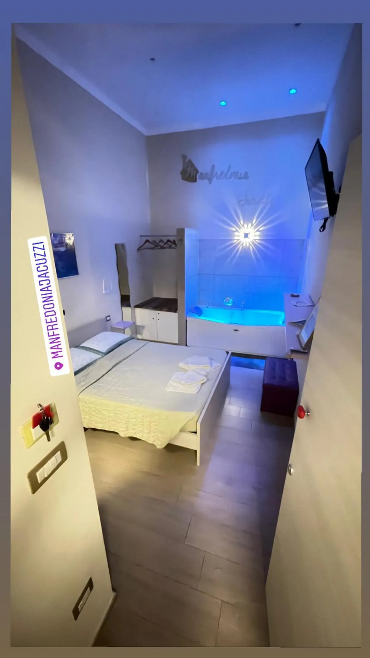 Photo of the whole room, Bed in ManfredoniaJacuzzi