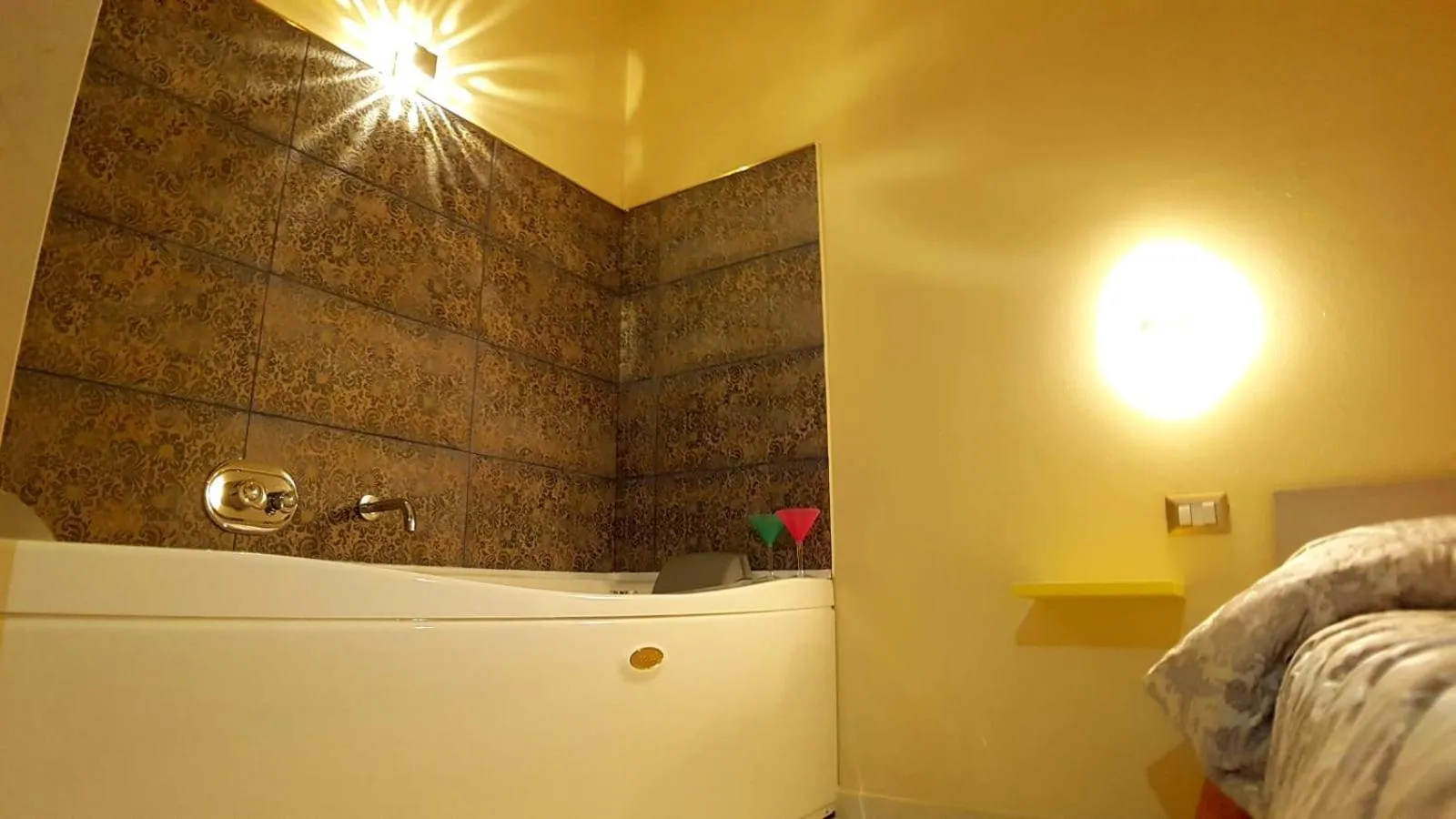 Photo of the whole room, Bed in ManfredoniaJacuzzi