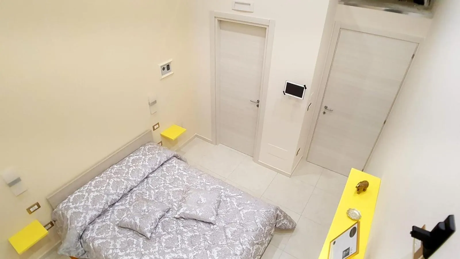 Photo of the whole room, Bed in ManfredoniaJacuzzi