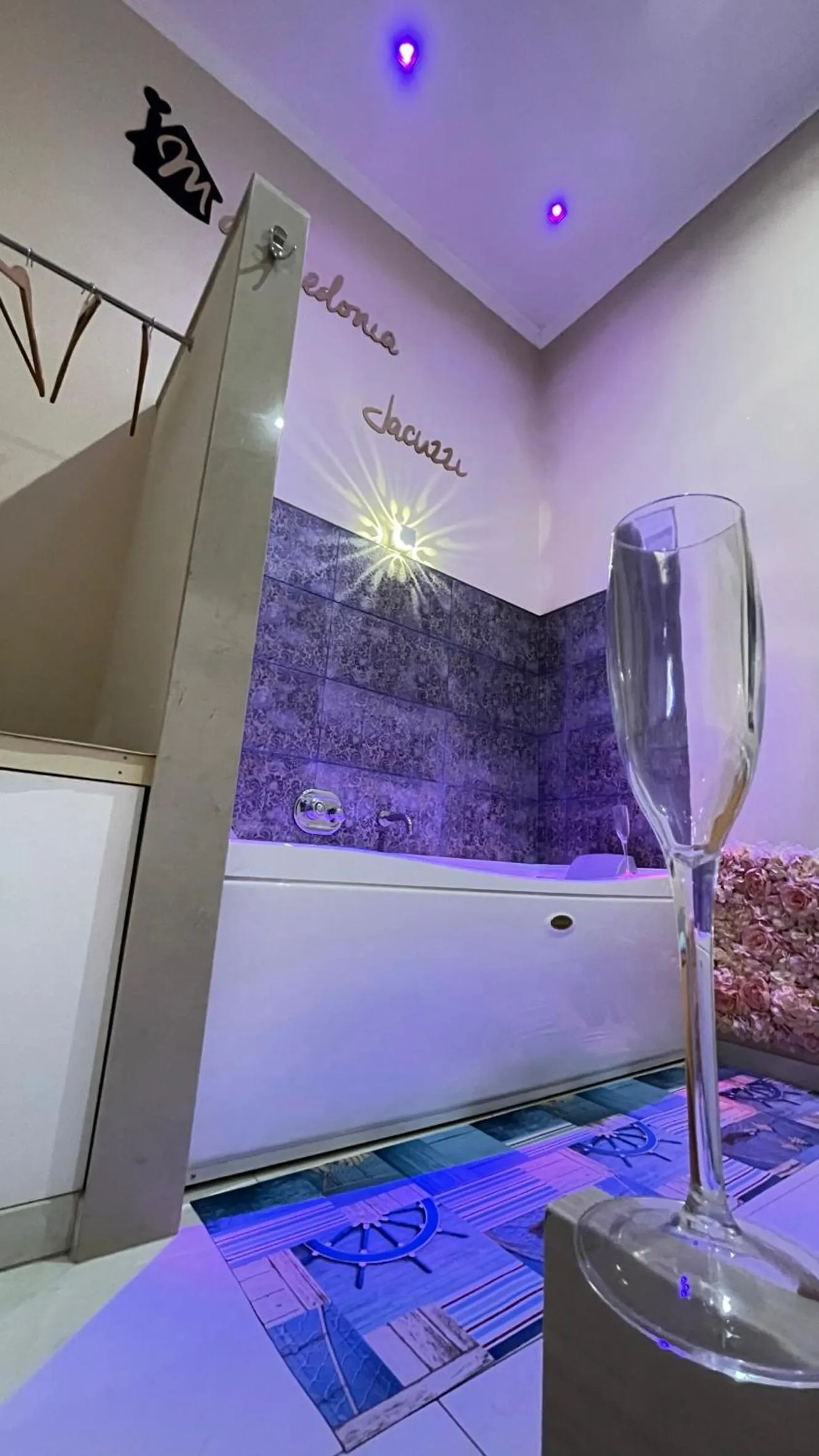 Photo of the whole room in ManfredoniaJacuzzi