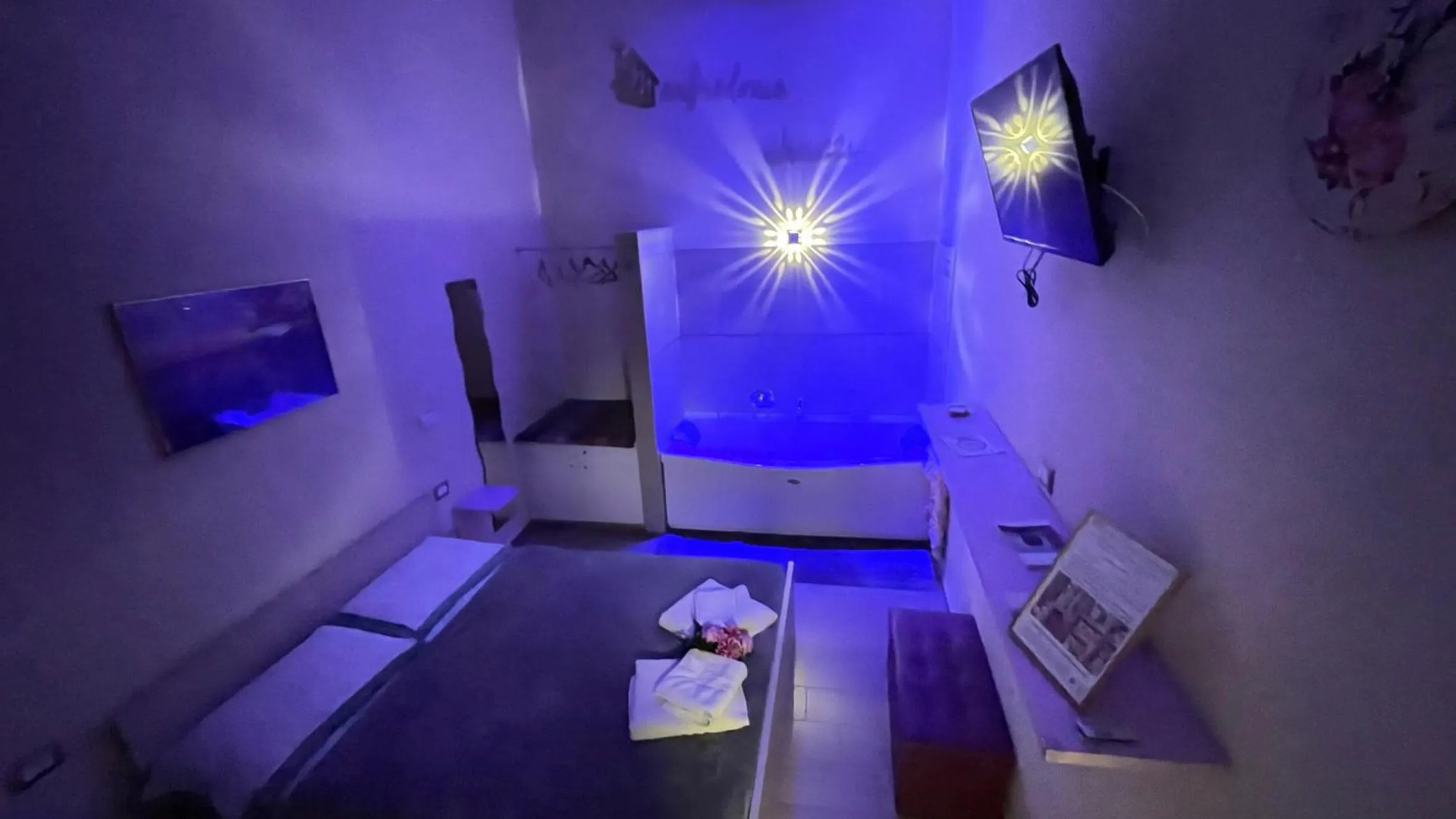 Photo of the whole room, Bed in ManfredoniaJacuzzi