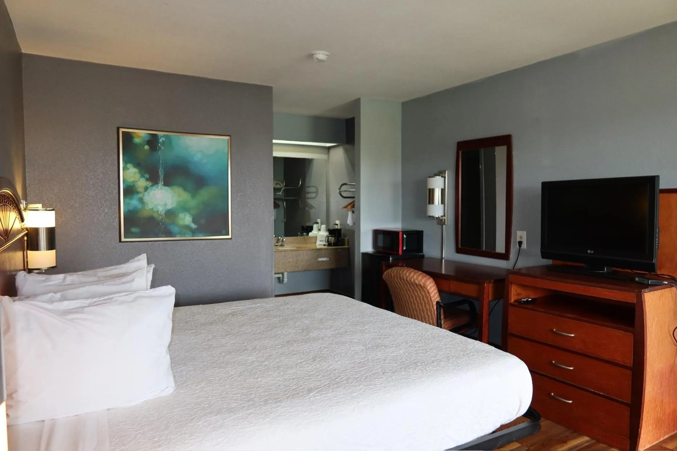 TV and multimedia, Bed in Americas Best Value Inn Yukon