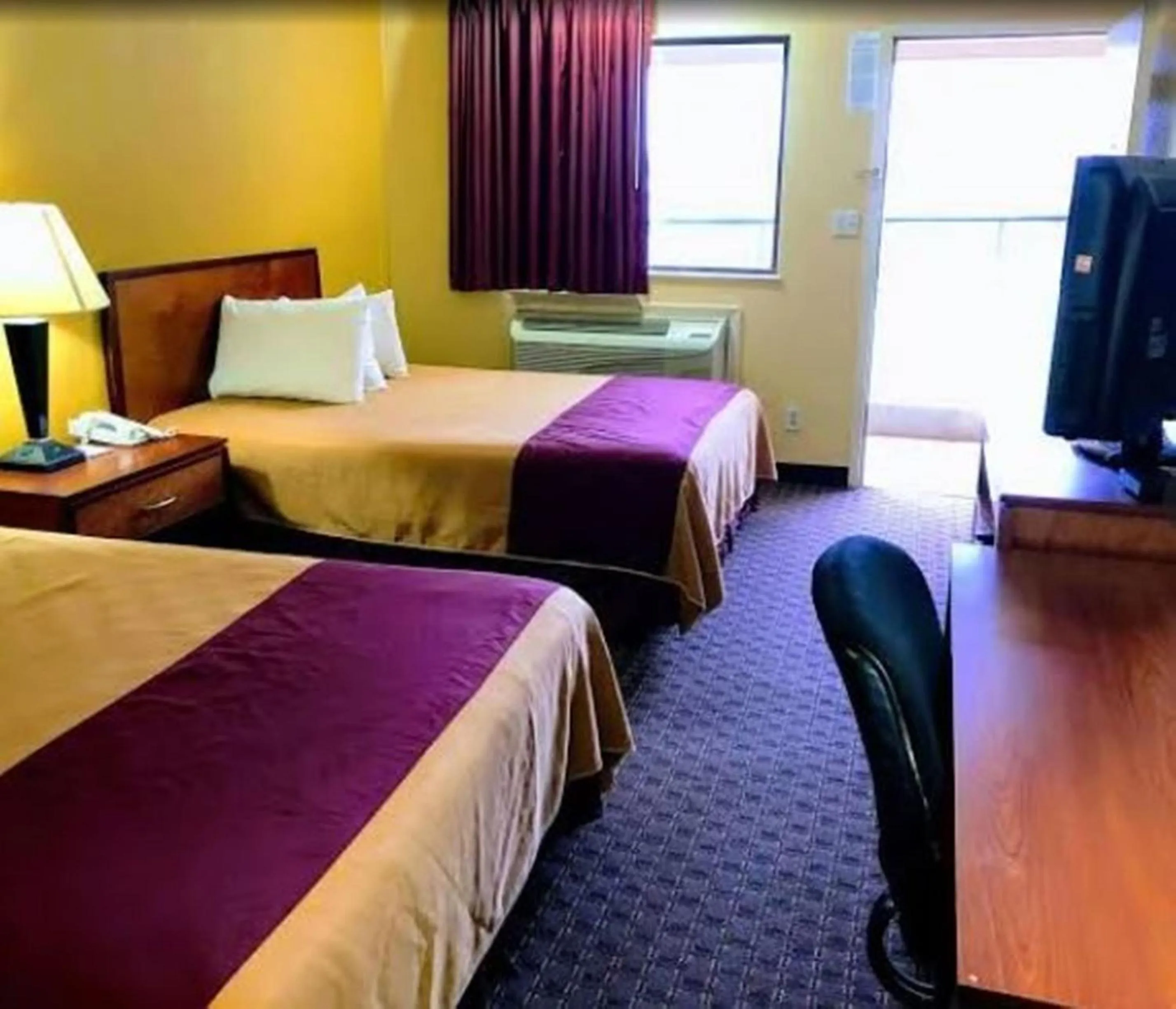 Bed in Americas Best Value Inn Yukon