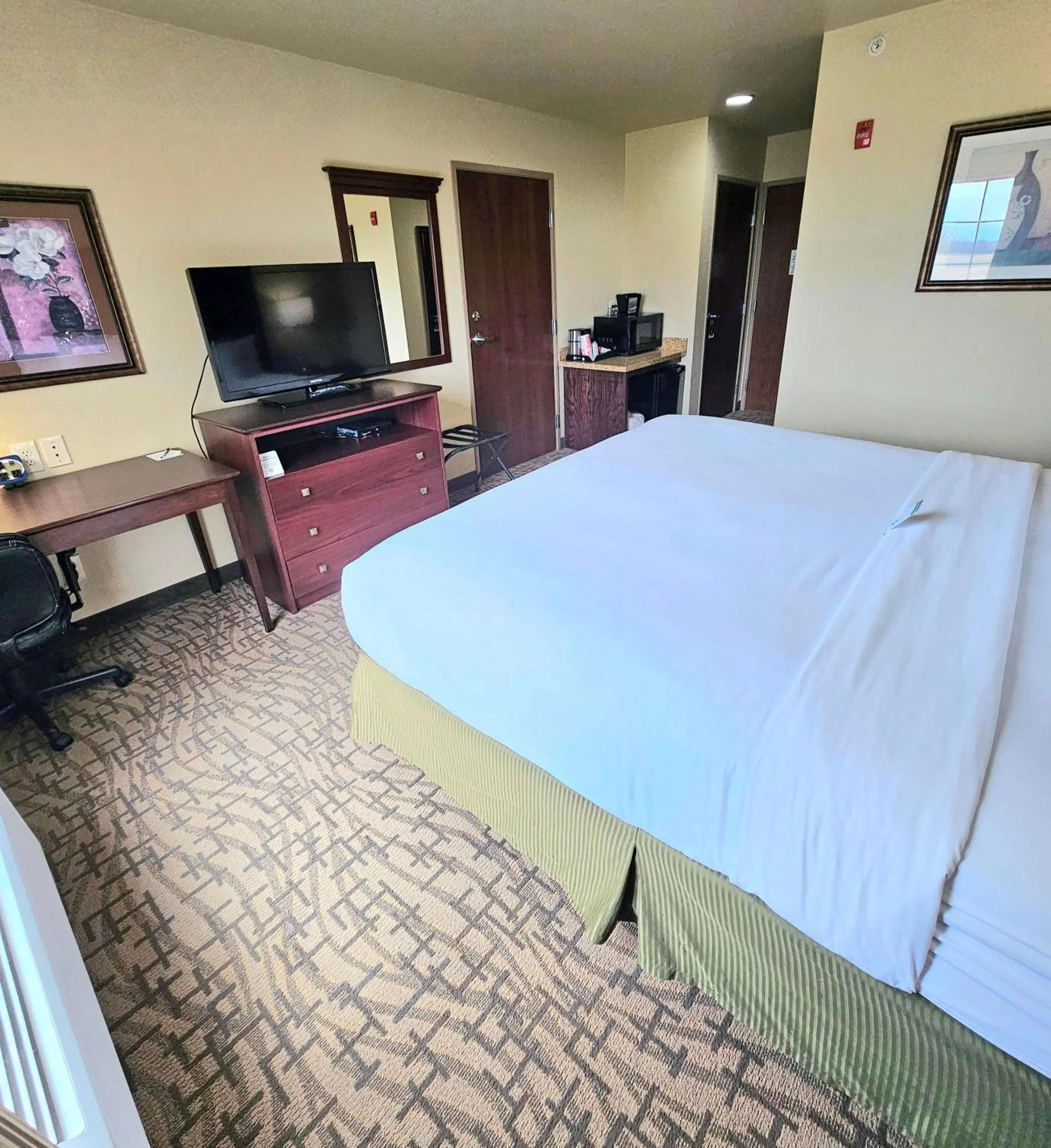 Bedroom, Bed in Cobblestone Inn & Suites - Clintonville