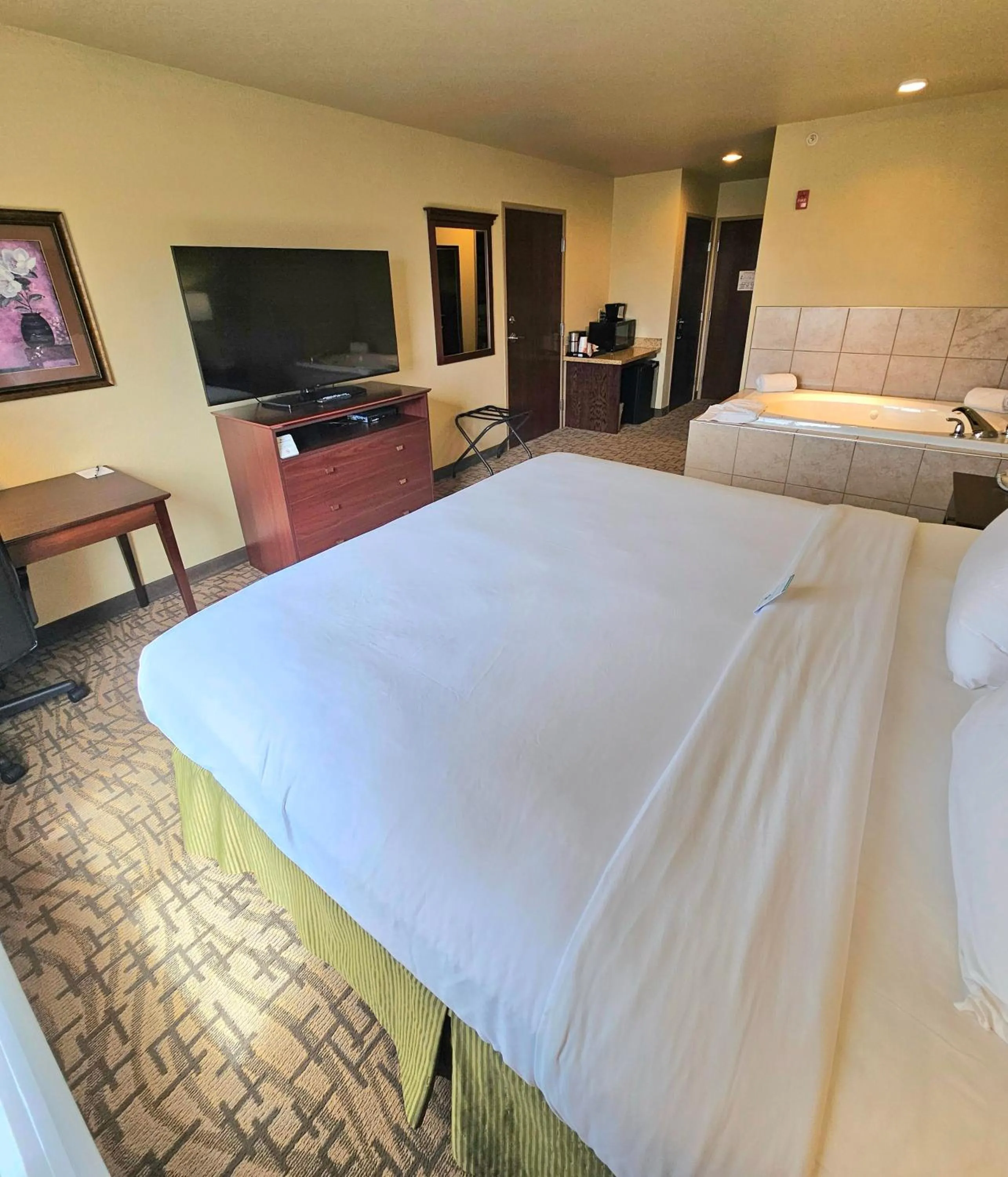 Bed in Cobblestone Inn & Suites - Clintonville