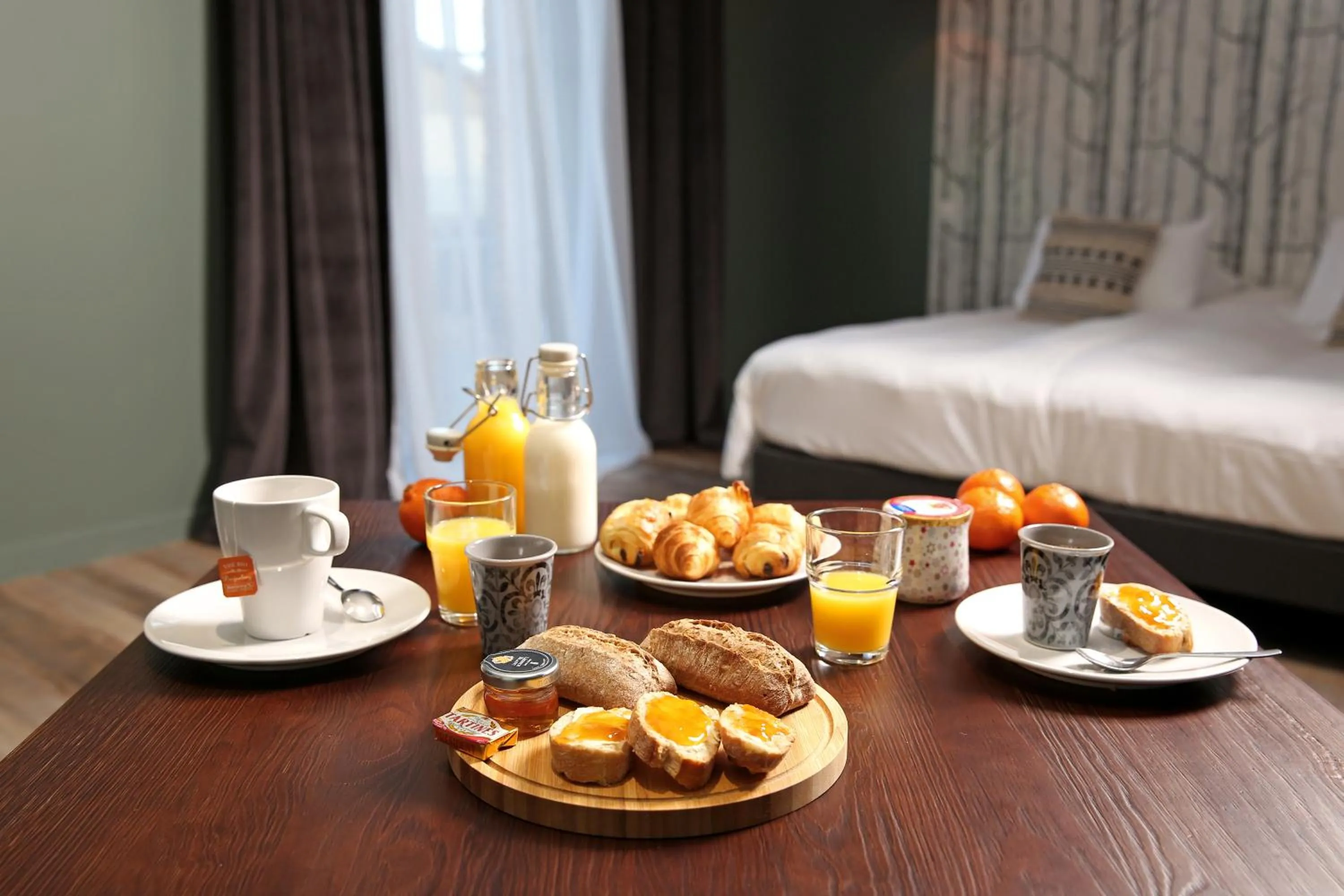 Breakfast, Bed in Château de Tauzies, The Originals Relais