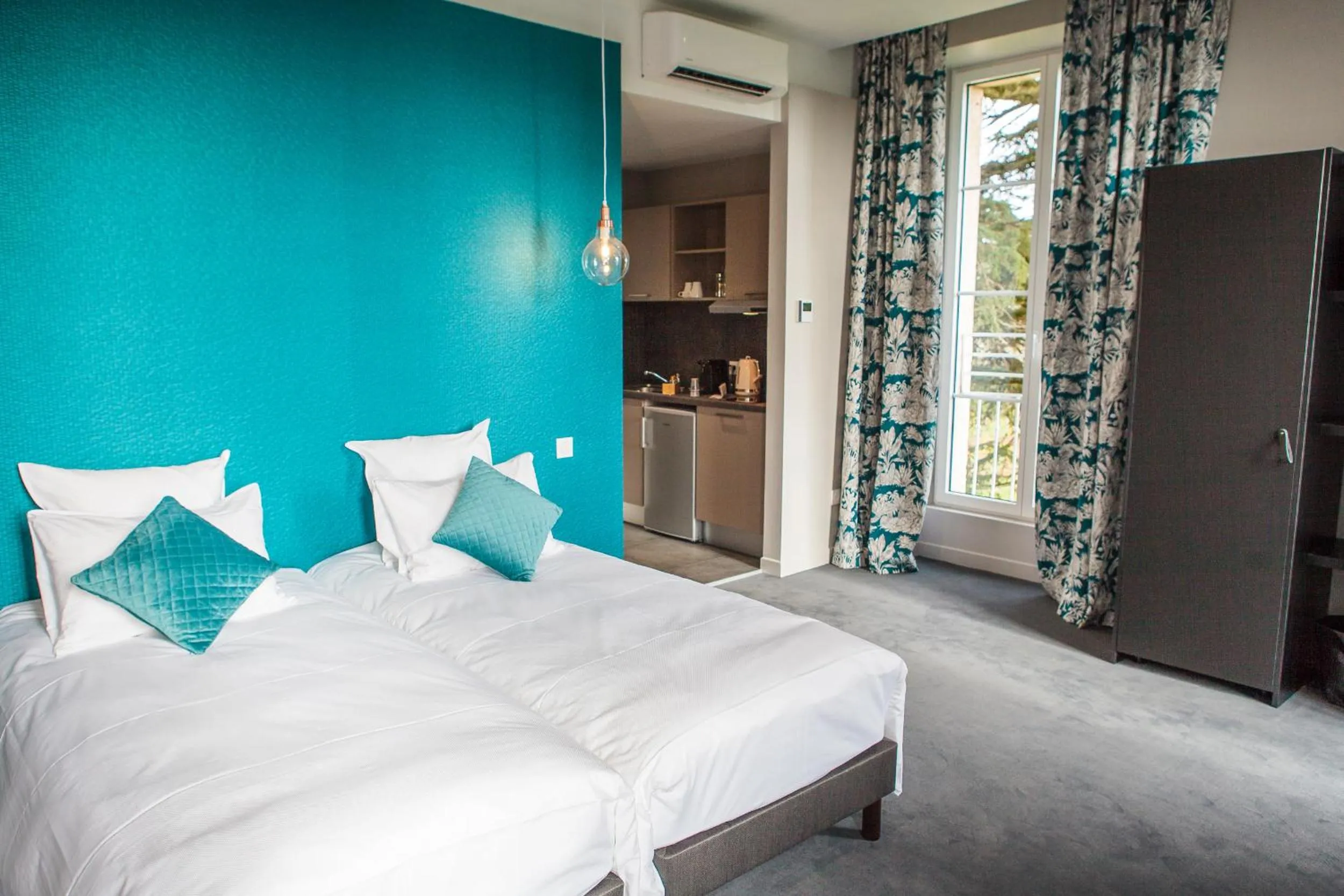 Bed in Château de Tauzies, The Originals Relais