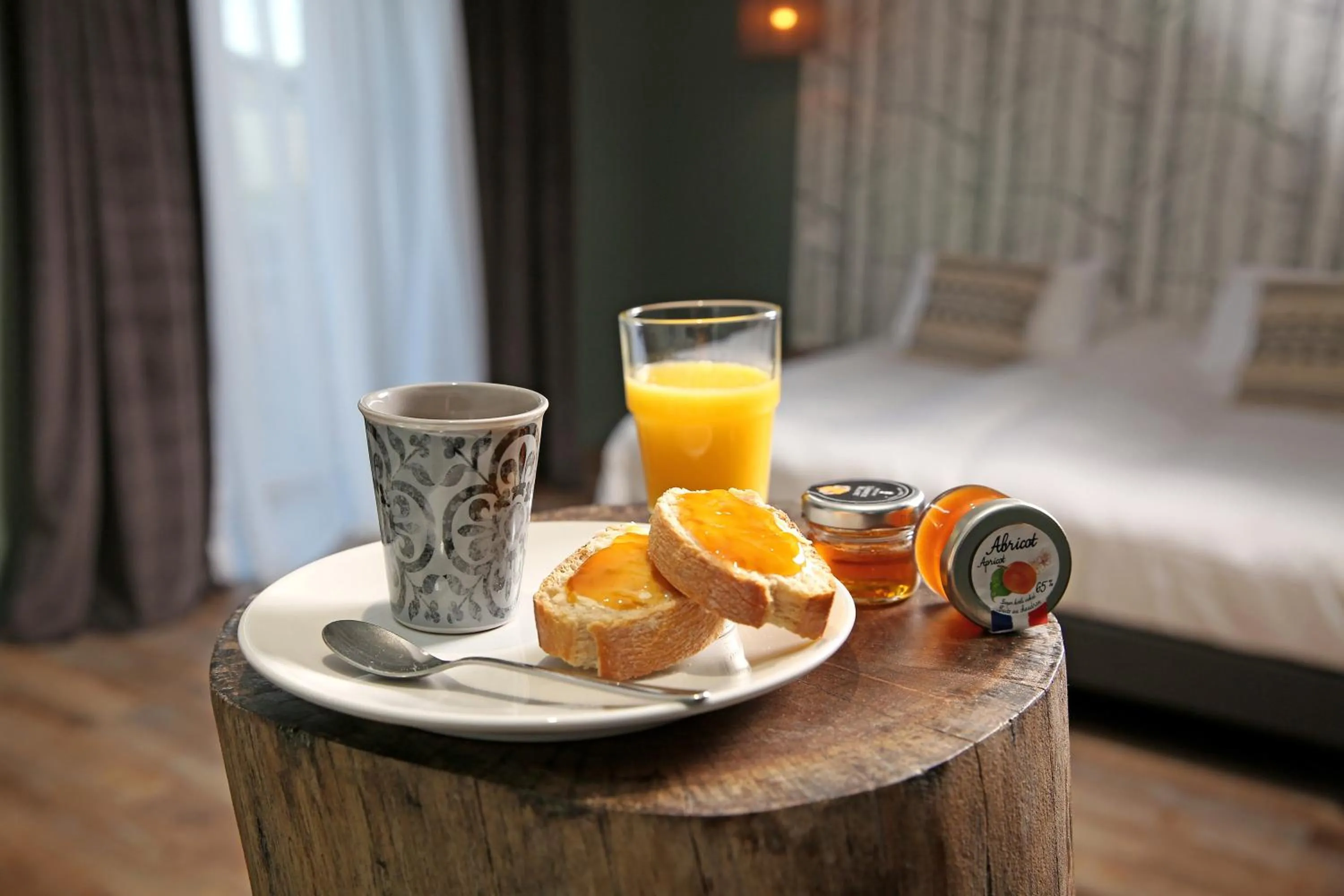 Breakfast, Bed in Château de Tauzies, The Originals Relais