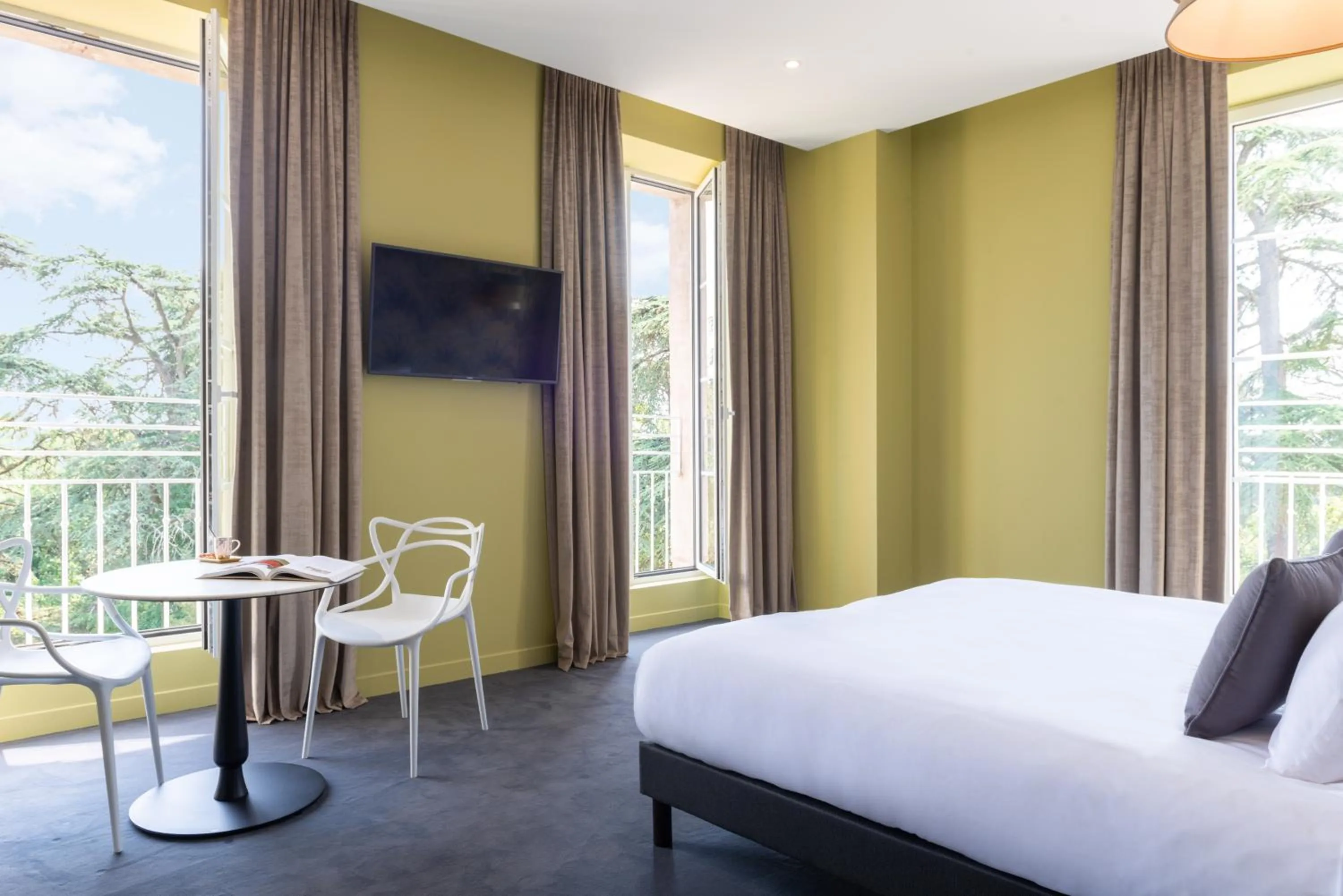 Bed in Château de Tauzies, The Originals Relais