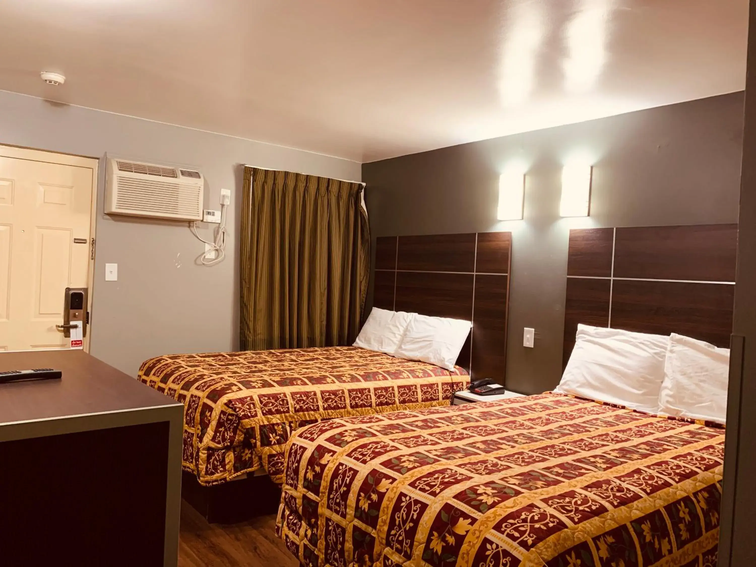 Double Room with Two Double Beds - single occupancy - Smoking in Red Carpet Inn - Norristown Double Room with Two Double Beds - single occupancy - Smoking in Red Carpet Inn - Norristown