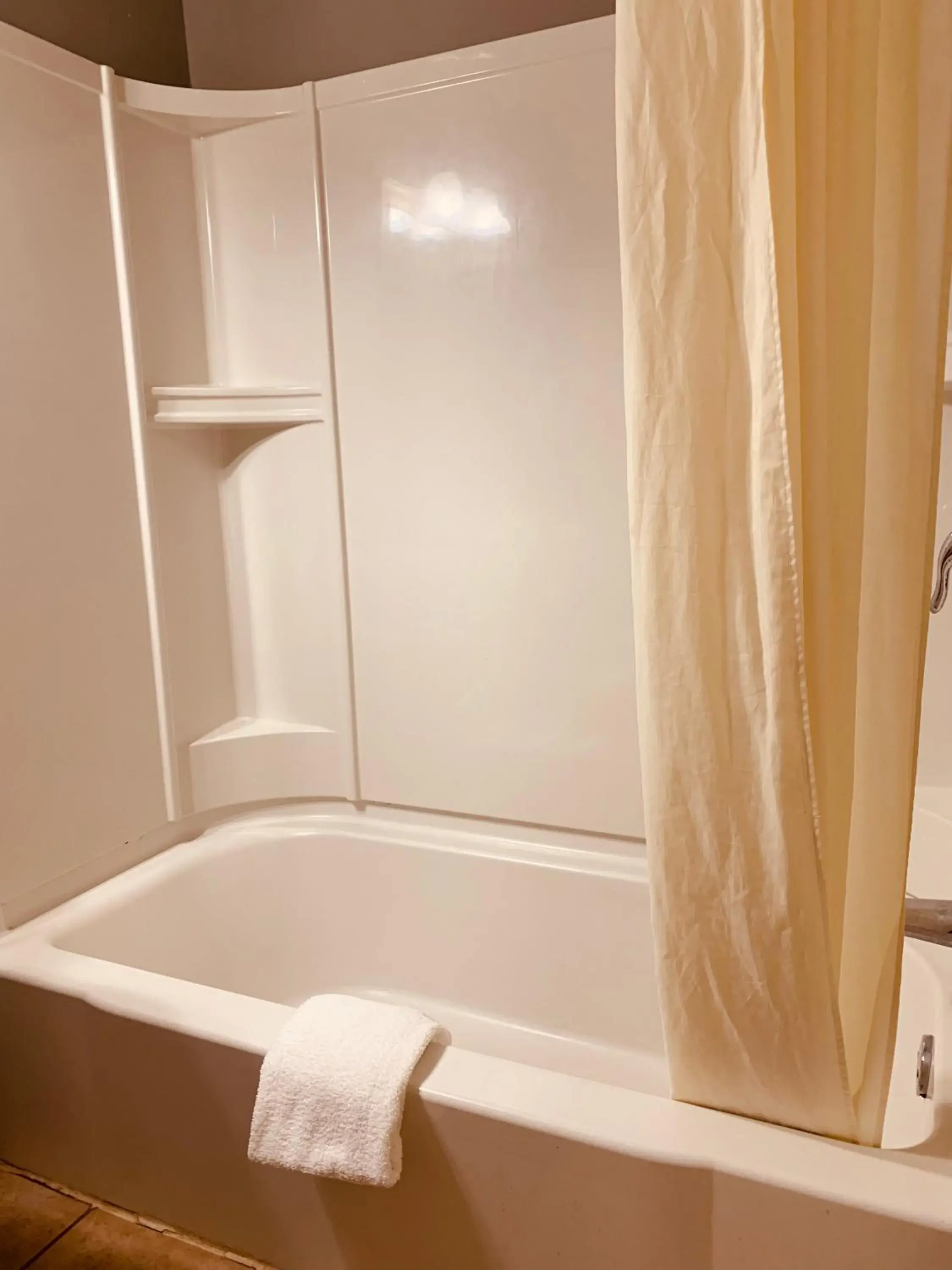 King Room - single occupancy - Smoking in Red Carpet Inn - Norristown King Room - single occupancy - Smoking in Red Carpet Inn - Norristown