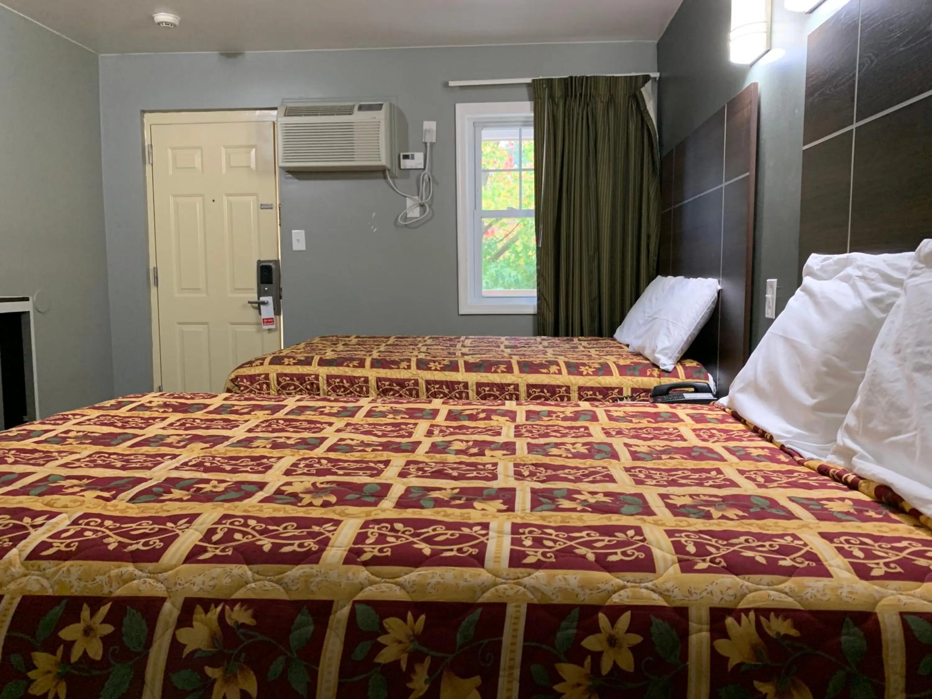 Bed in Red Carpet Inn - Norristown