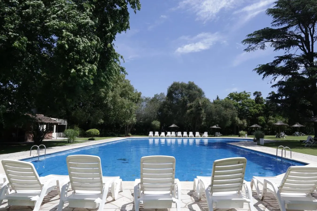 Swimming pool in Howard Johnson Resort & Spa Escobar