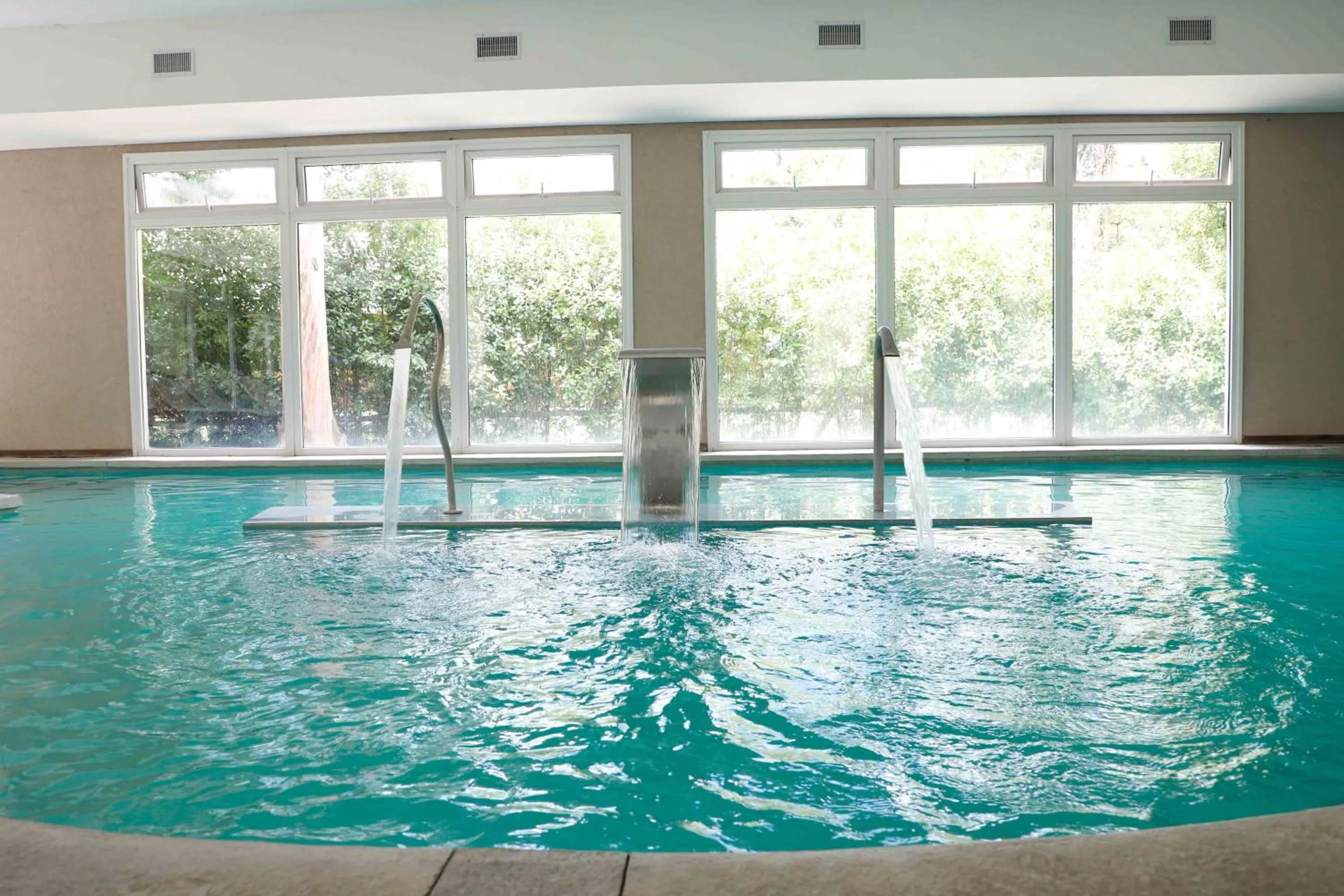 Swimming pool in Howard Johnson Resort & Spa Escobar