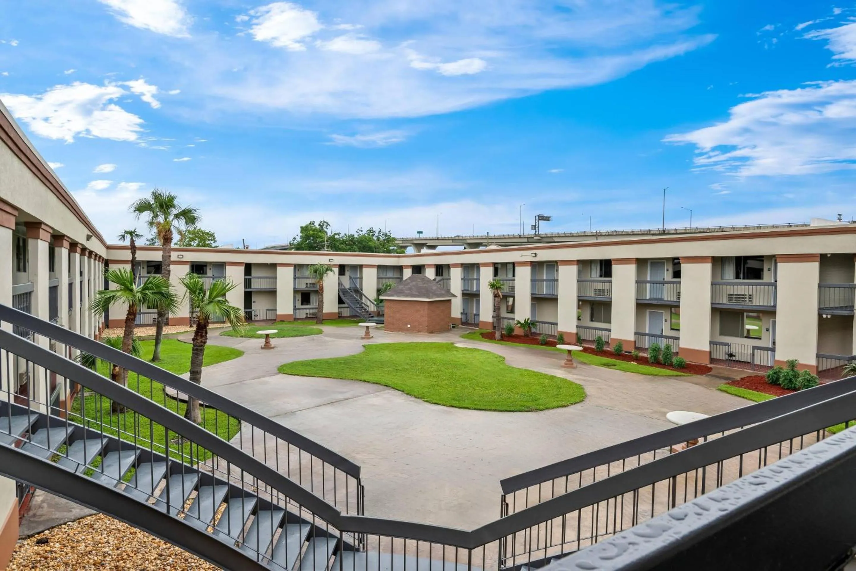 Swimming pool in Suburban Studios Harvey - New Orleans