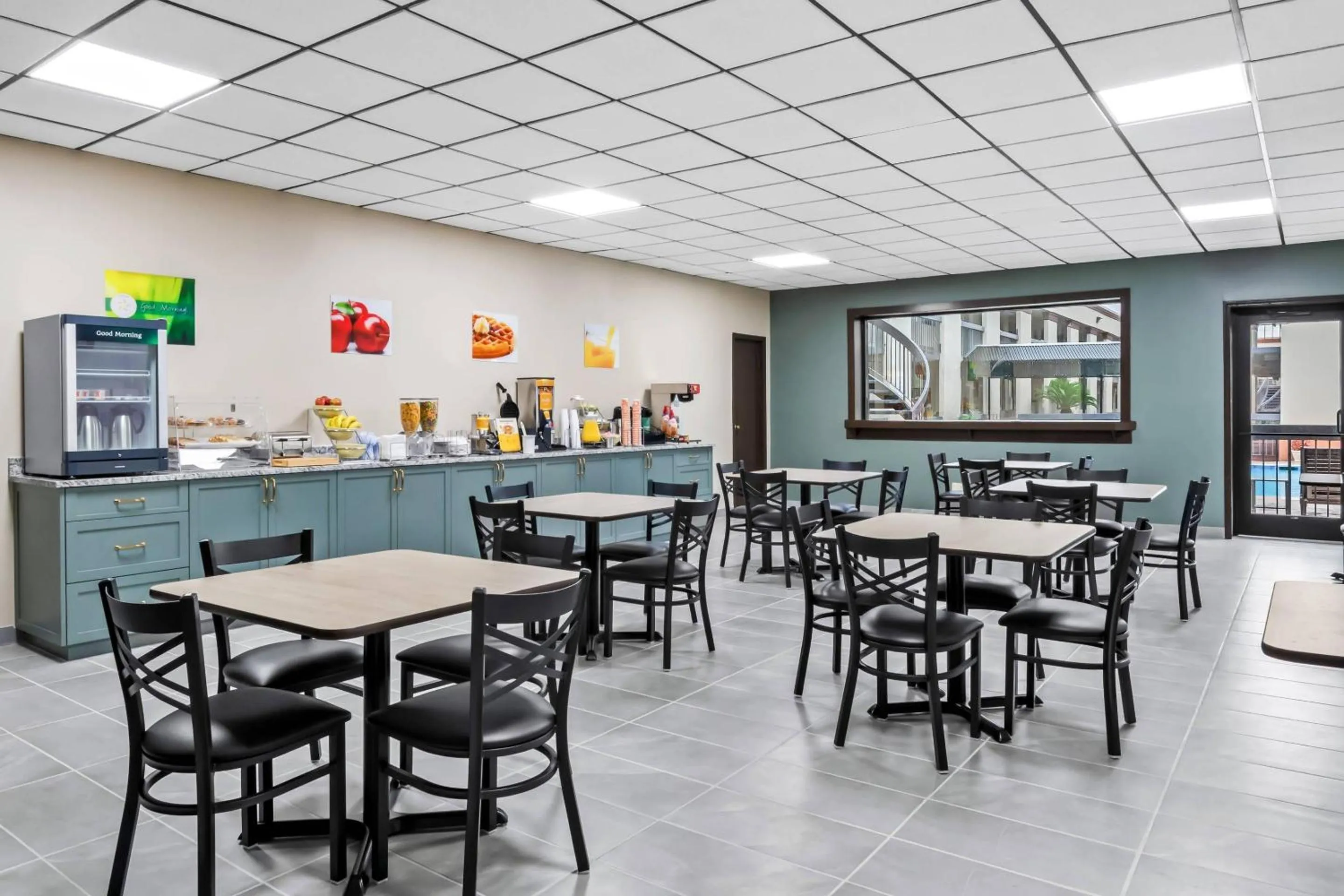 Breakfast in Suburban Studios Harvey - New Orleans