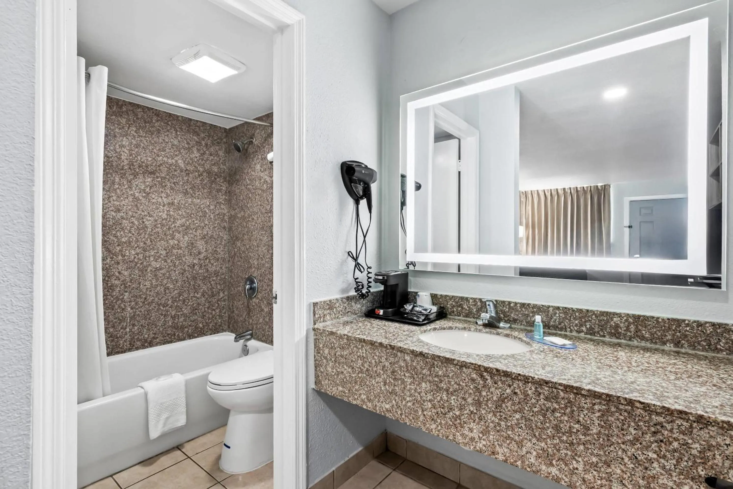 Bathroom in Suburban Studios Harvey - New Orleans