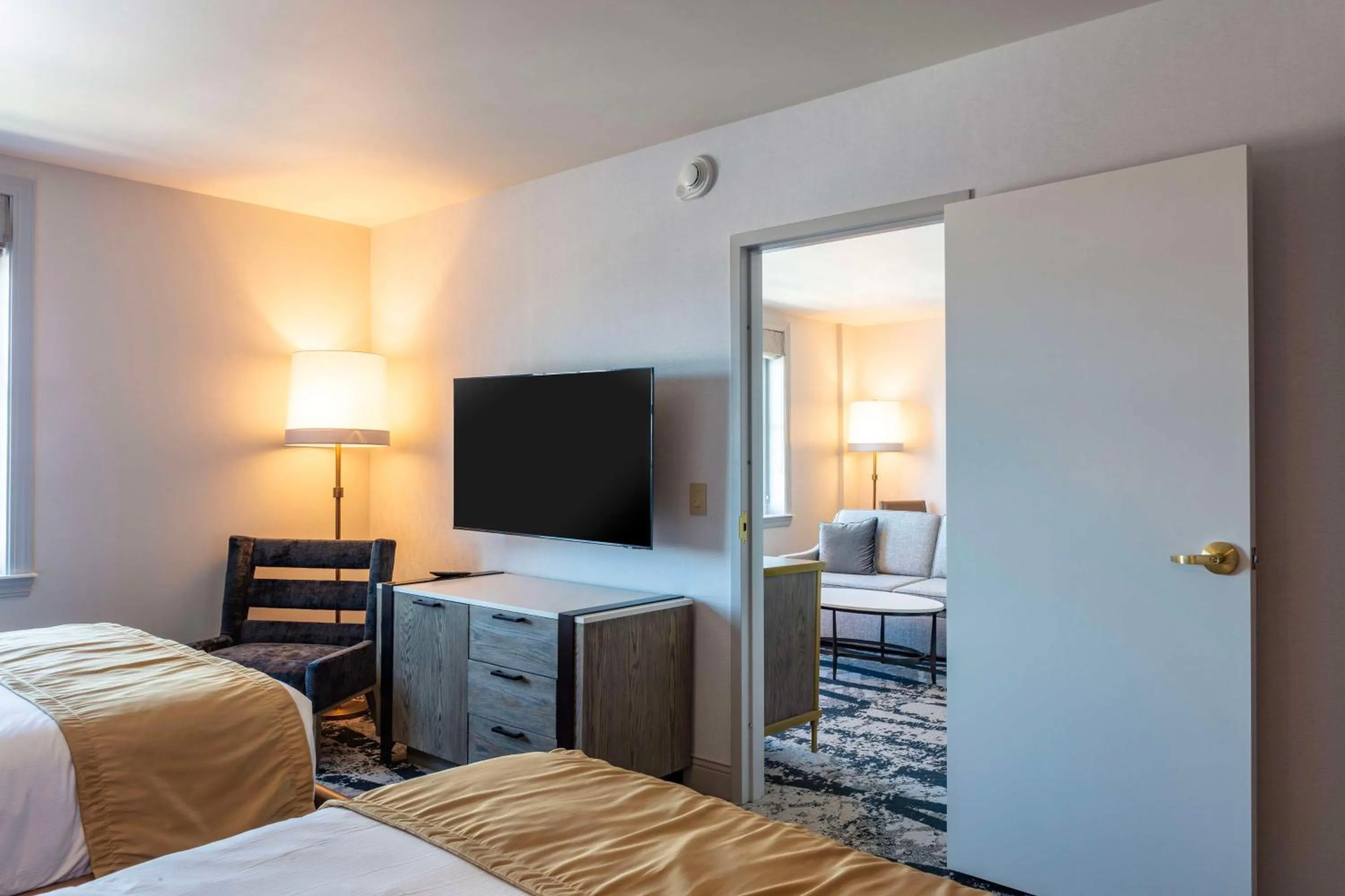 Bed in The Yorktowne Hotel, Tapestry Collection by Hilton