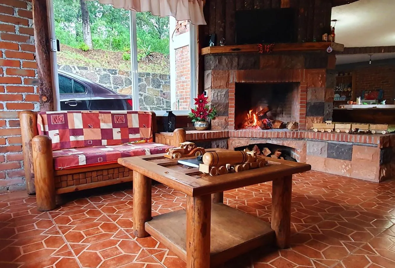 Communal lounge/ TV room in Senda Monarca