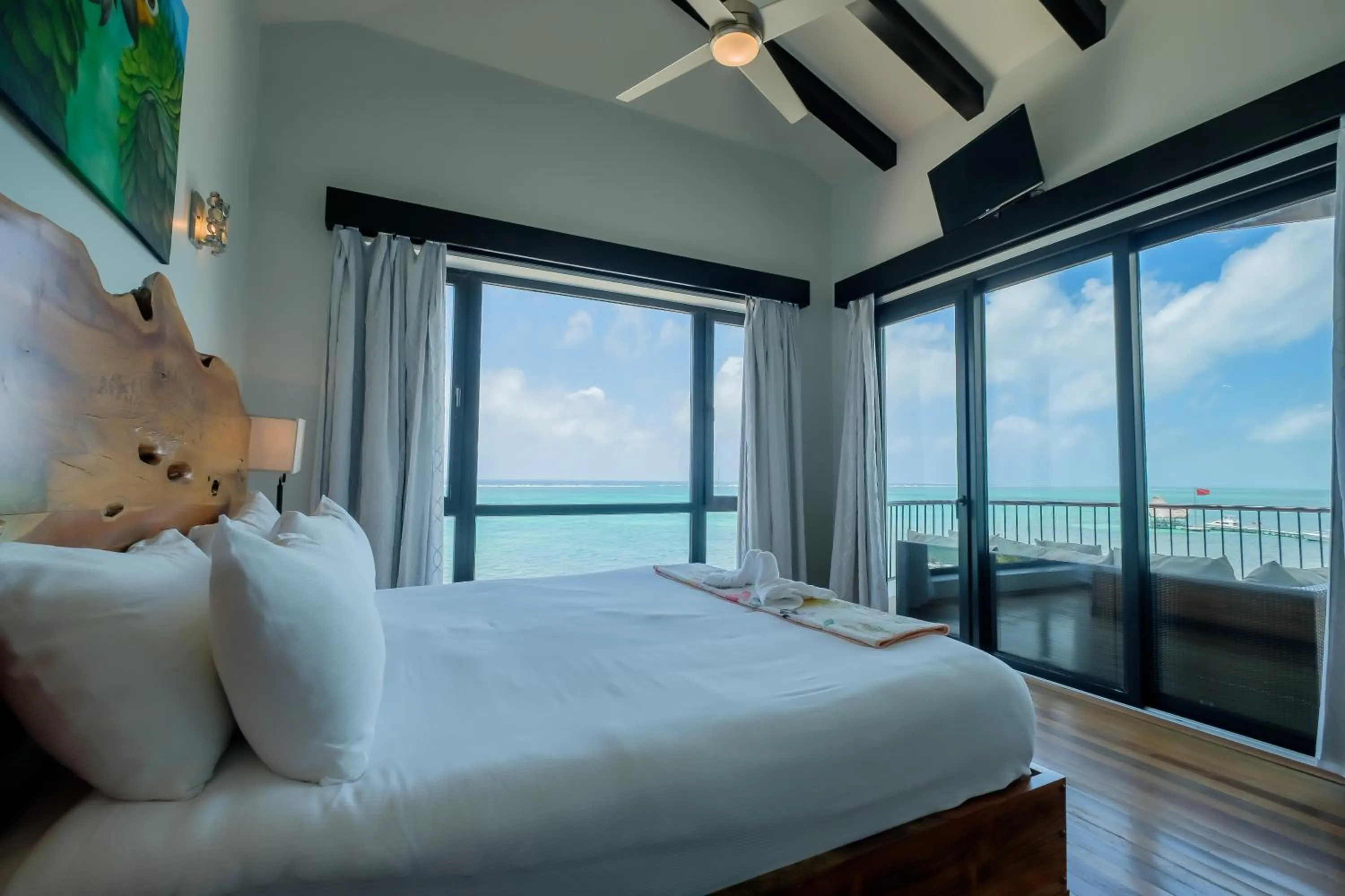 Bedroom, Bed in Diamante Beachfront Suites