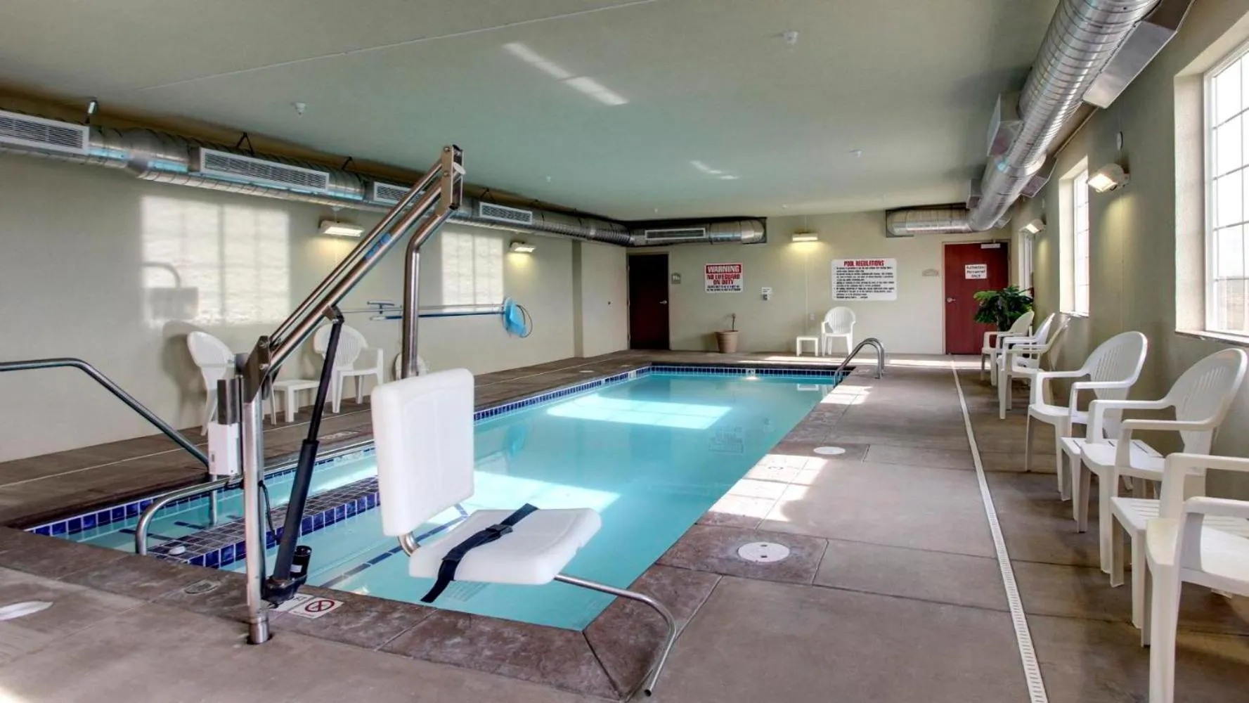 Swimming pool in Cobblestone Hotel - Wayne