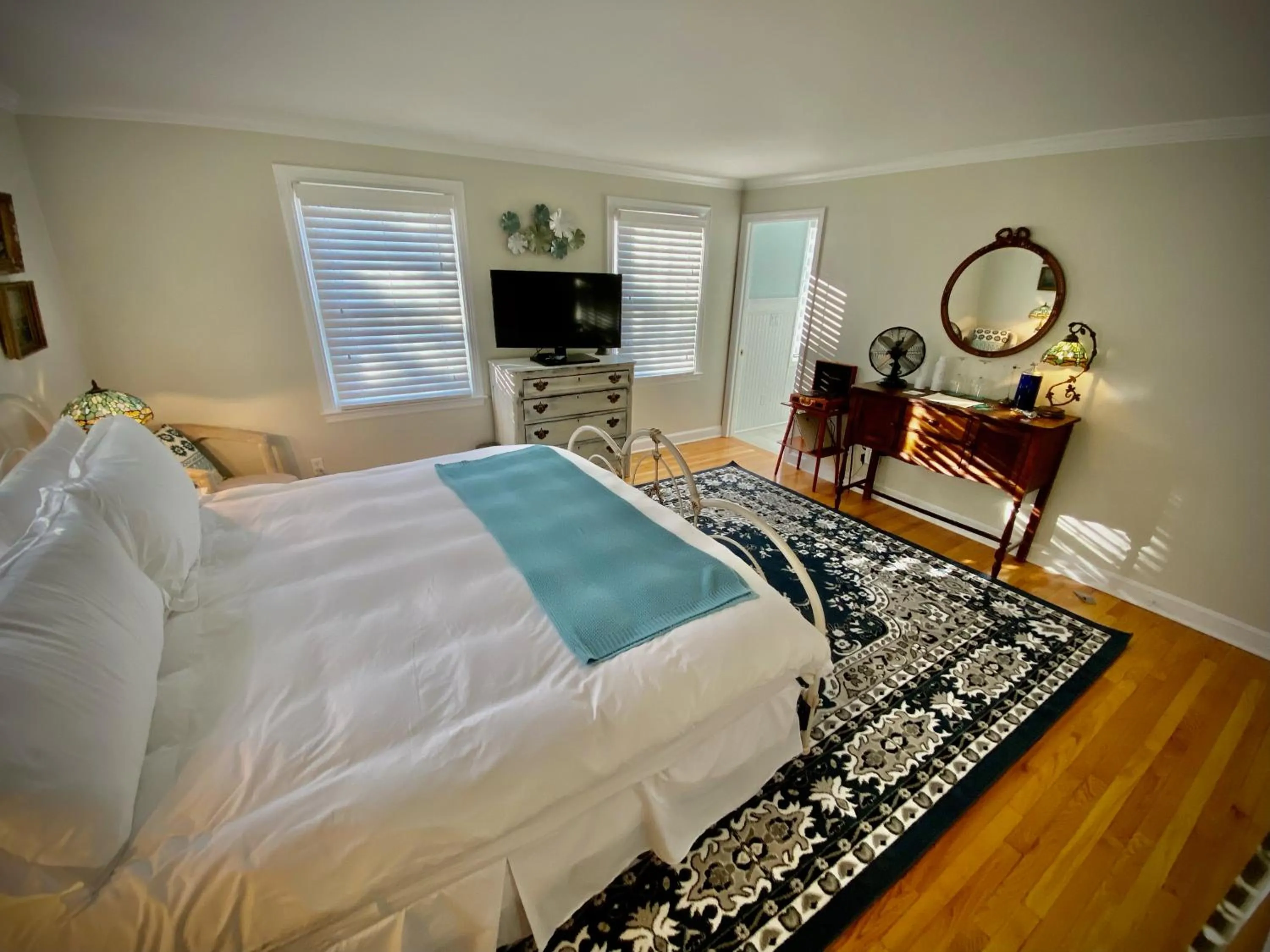 Photo of the whole room, Bed in The Homestead