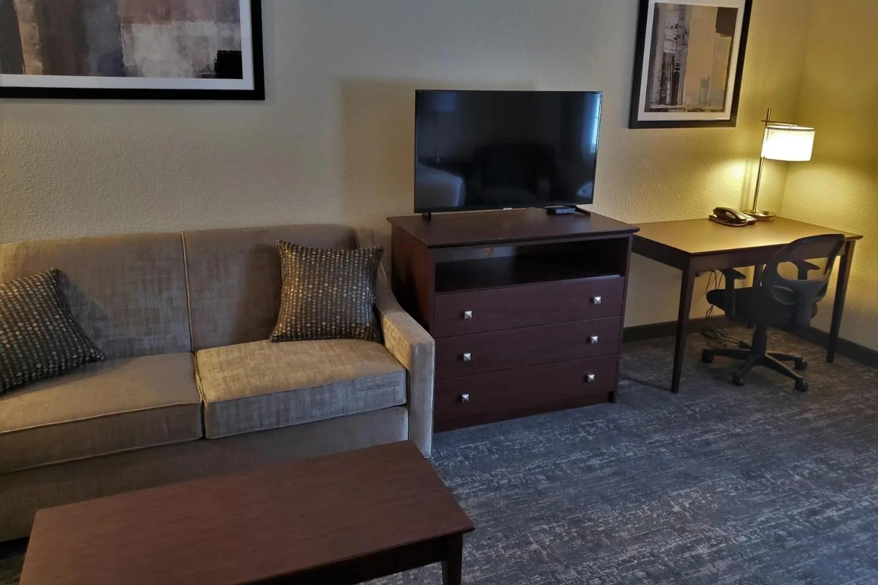 TV and multimedia in Cobblestone Suites - Oshkosh