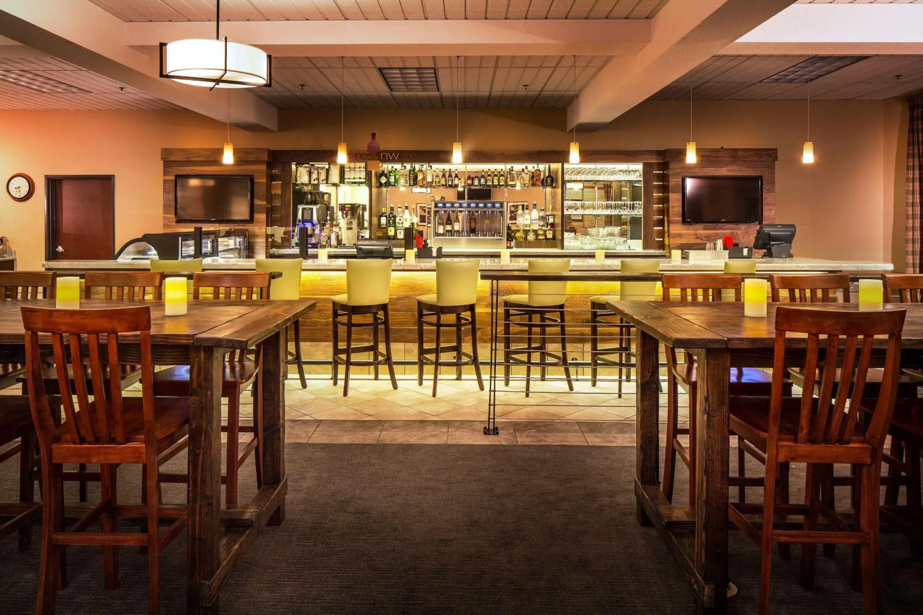 Lounge or bar in DoubleTree by Hilton Olympia