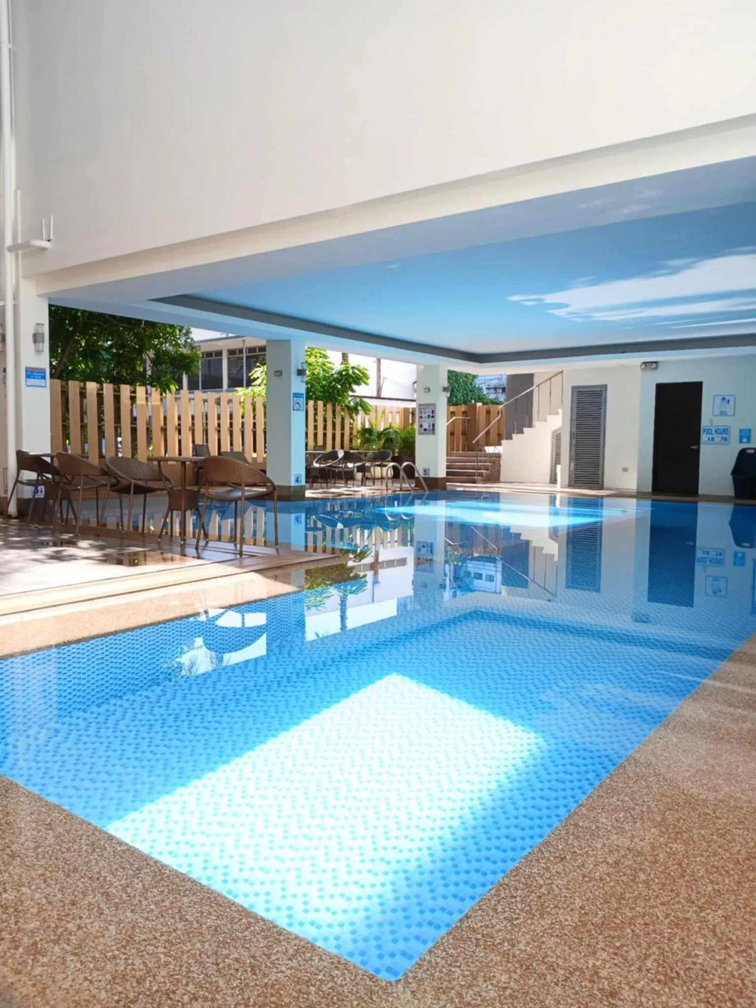 Swimming pool in Dohera Hotel