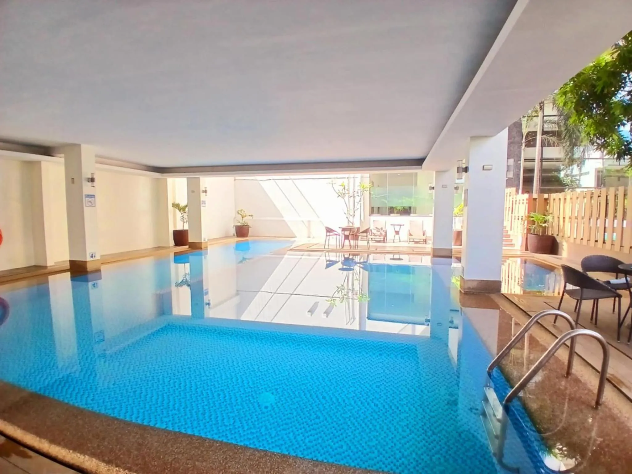 Swimming pool in Dohera Hotel