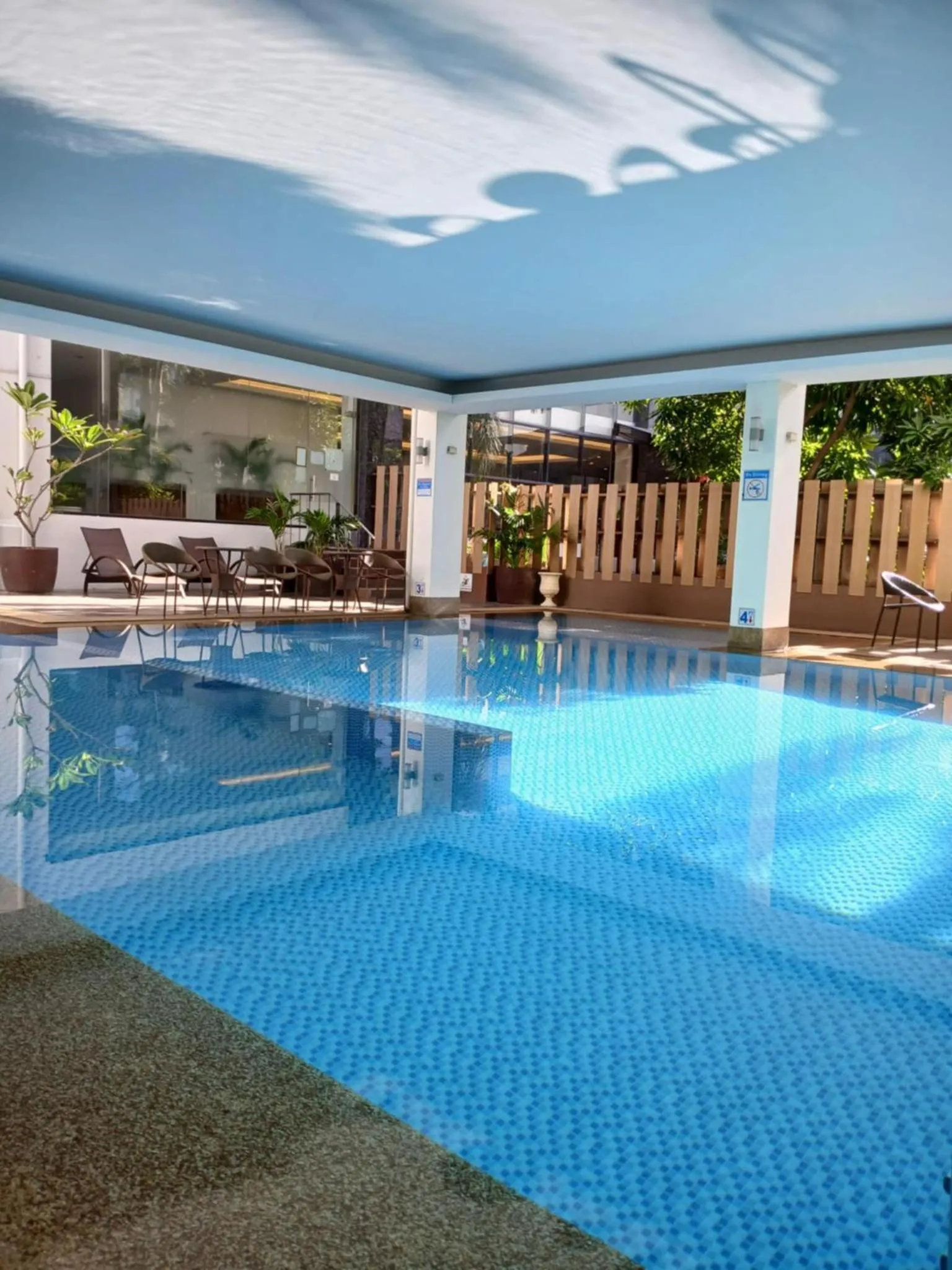 Swimming pool in Dohera Hotel