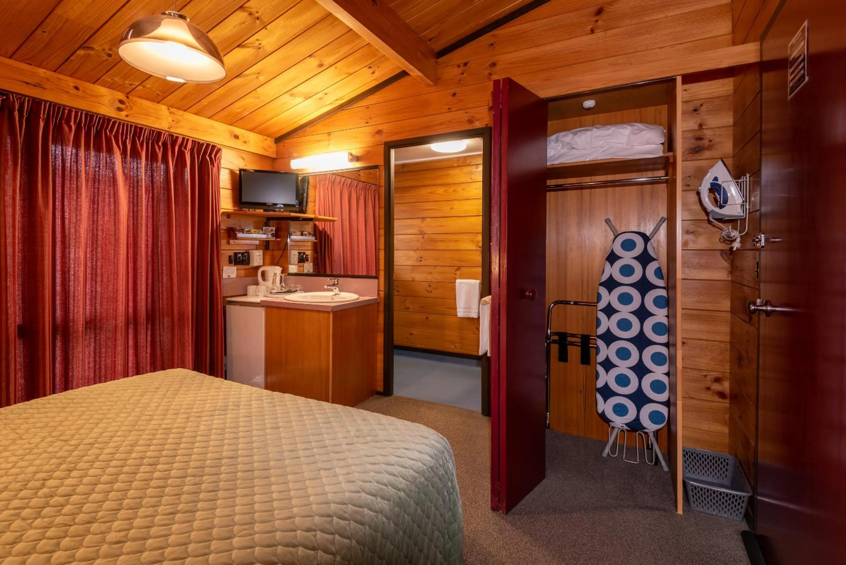 Bathroom, Bed in Skotel Alpine Resort