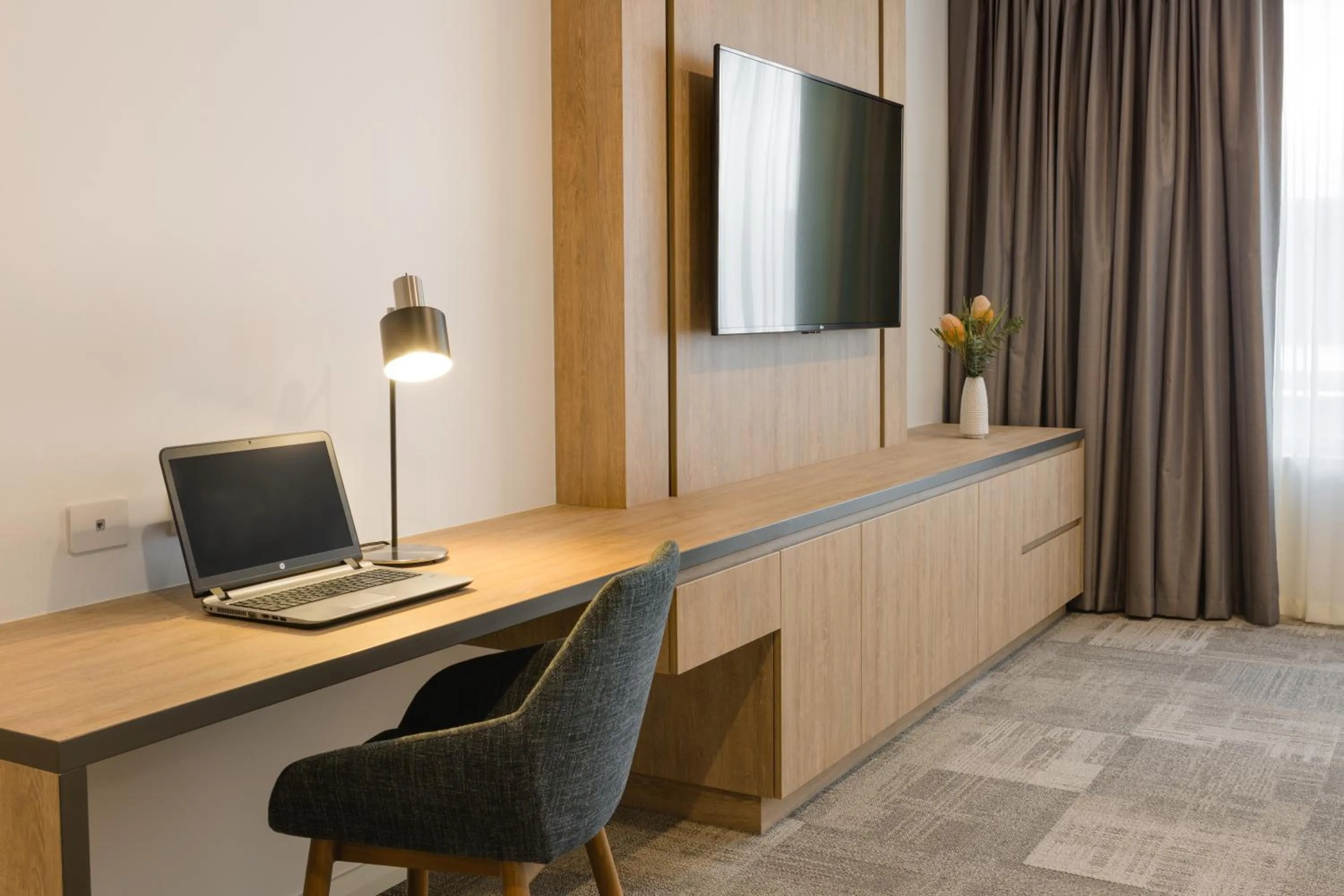 TV and multimedia in Ingot Hotel Perth, an Ascend Collection Hotel