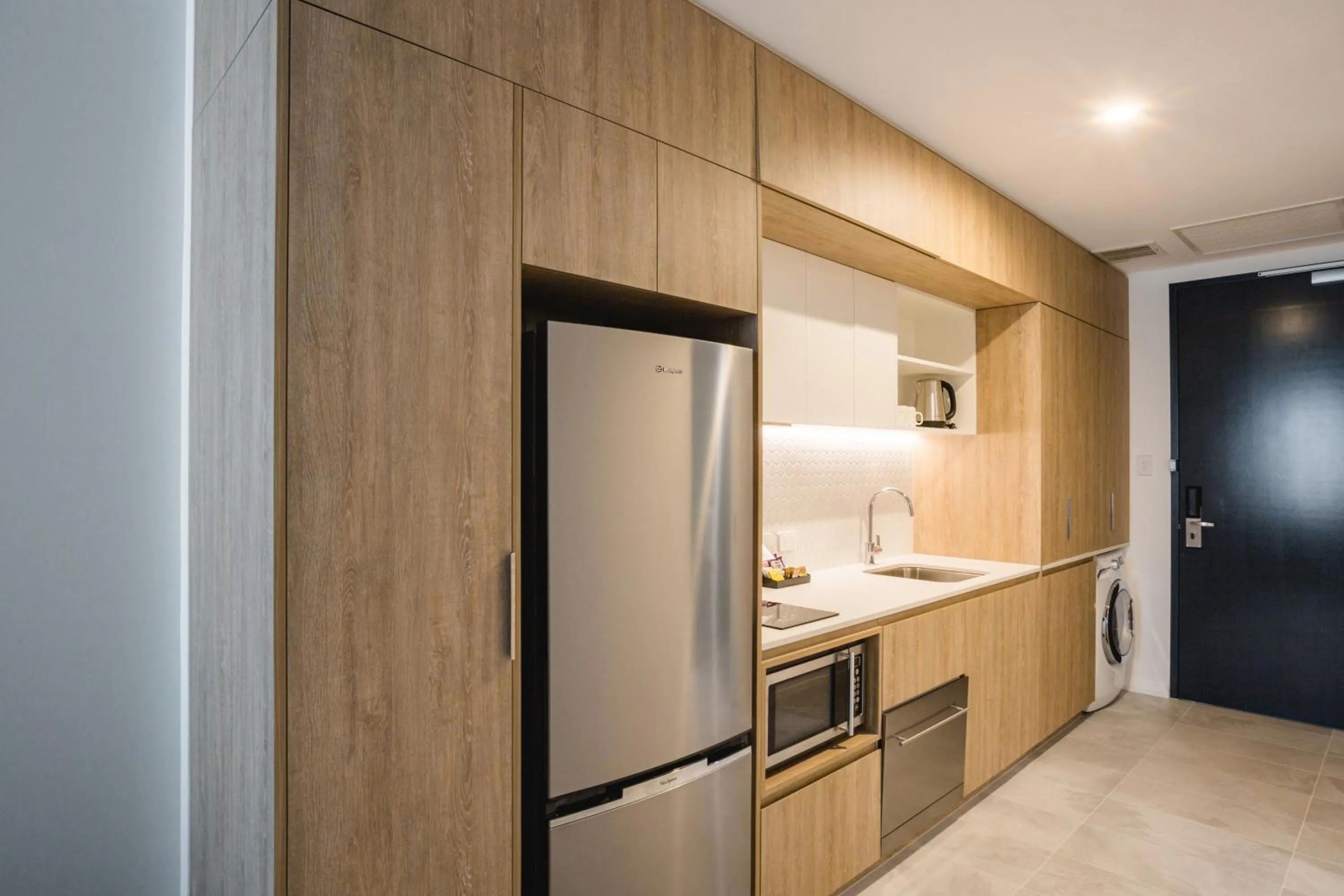 Kitchen or kitchenette in Ingot Hotel Perth, an Ascend Collection Hotel
