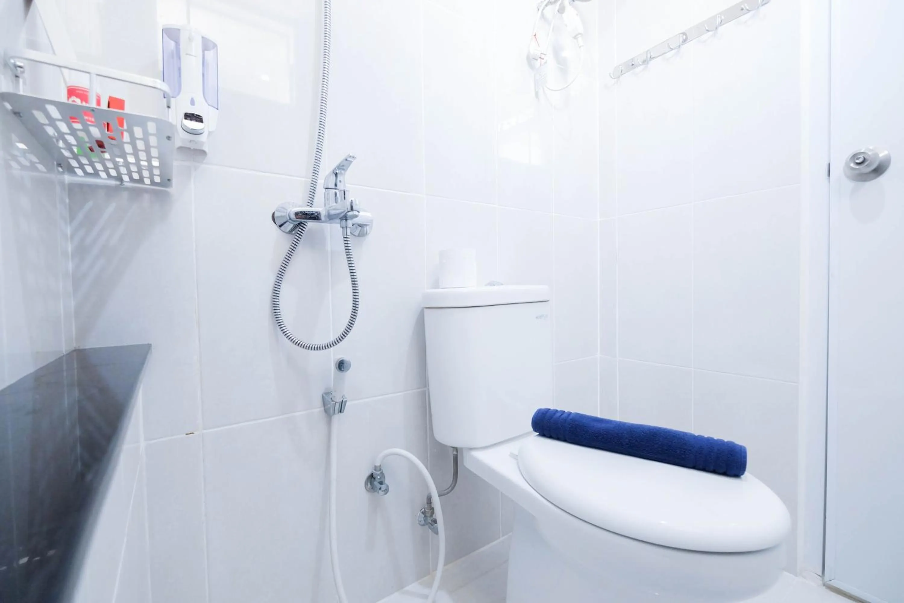 Bathroom in Cozy 2BR Bassura City Apartment By Travelio