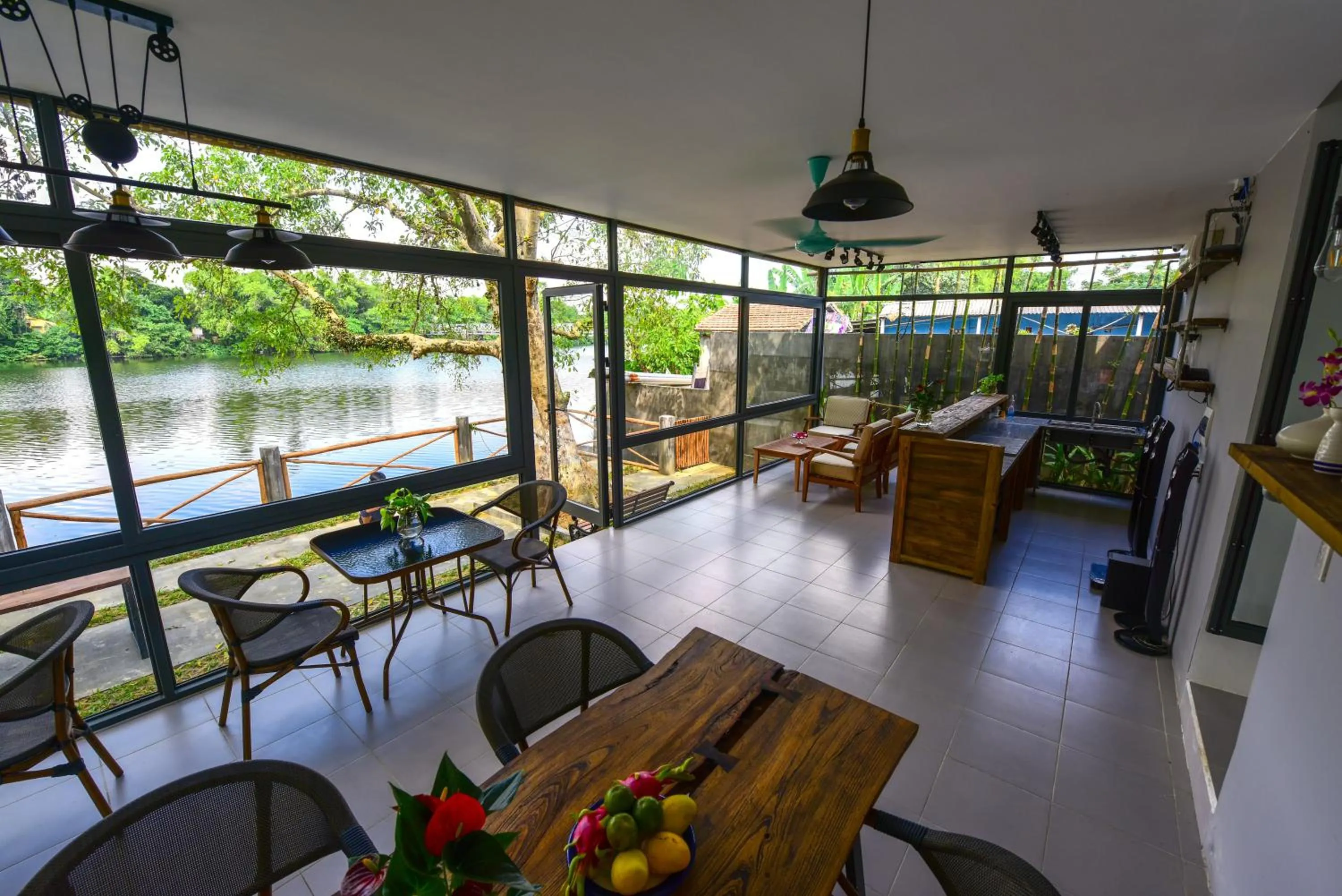 Restaurant/places to eat in La Paix Hue