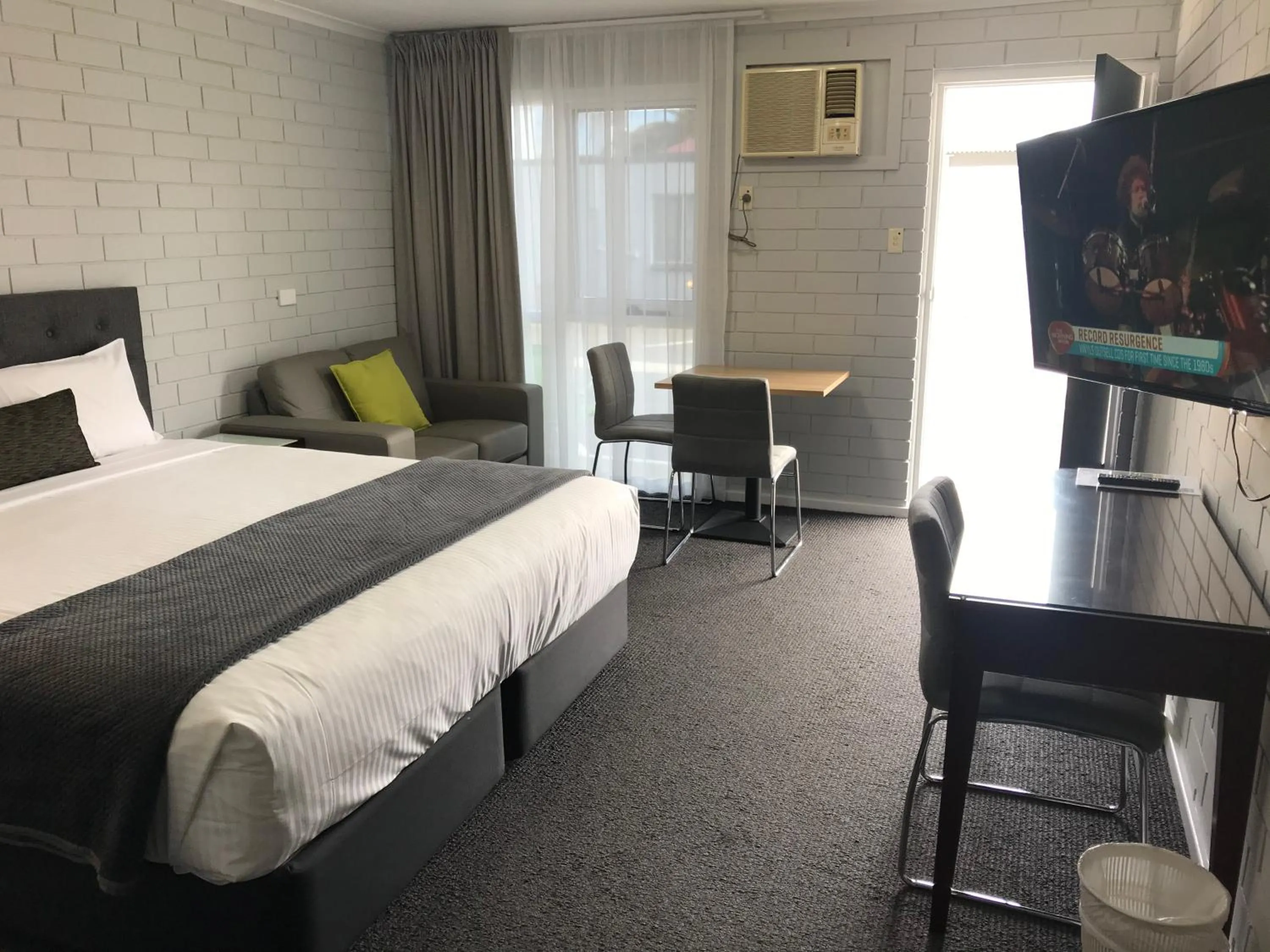 TV and multimedia, Bed in Frewville Motor Inn