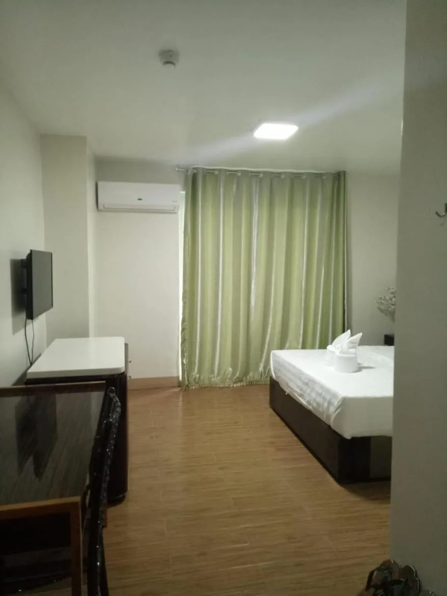 Communal lounge/ TV room, Bed in Meaco Royal Hotel - Batangas City