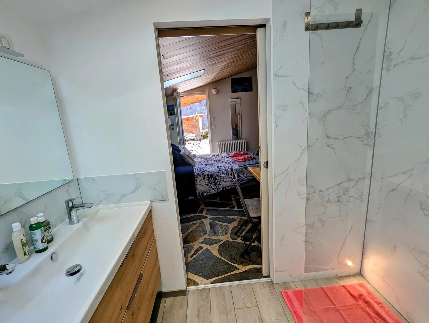 Shower, Bed in Chambres d'hôtes Le Lepadou-Bas