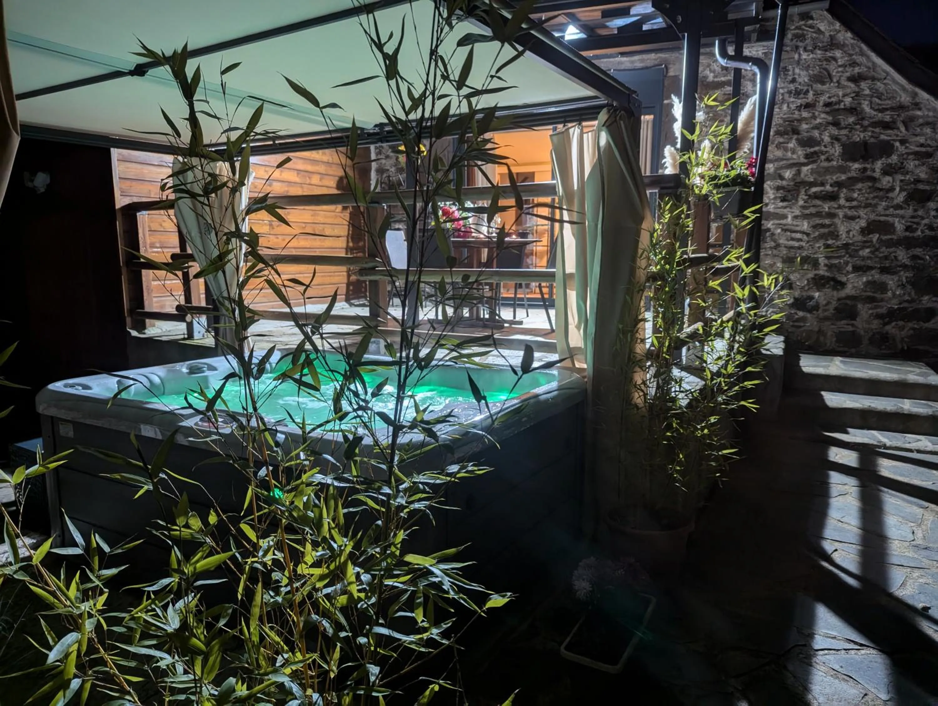 Hot Tub in Chambres d'hôtes Le Lepadou-Bas