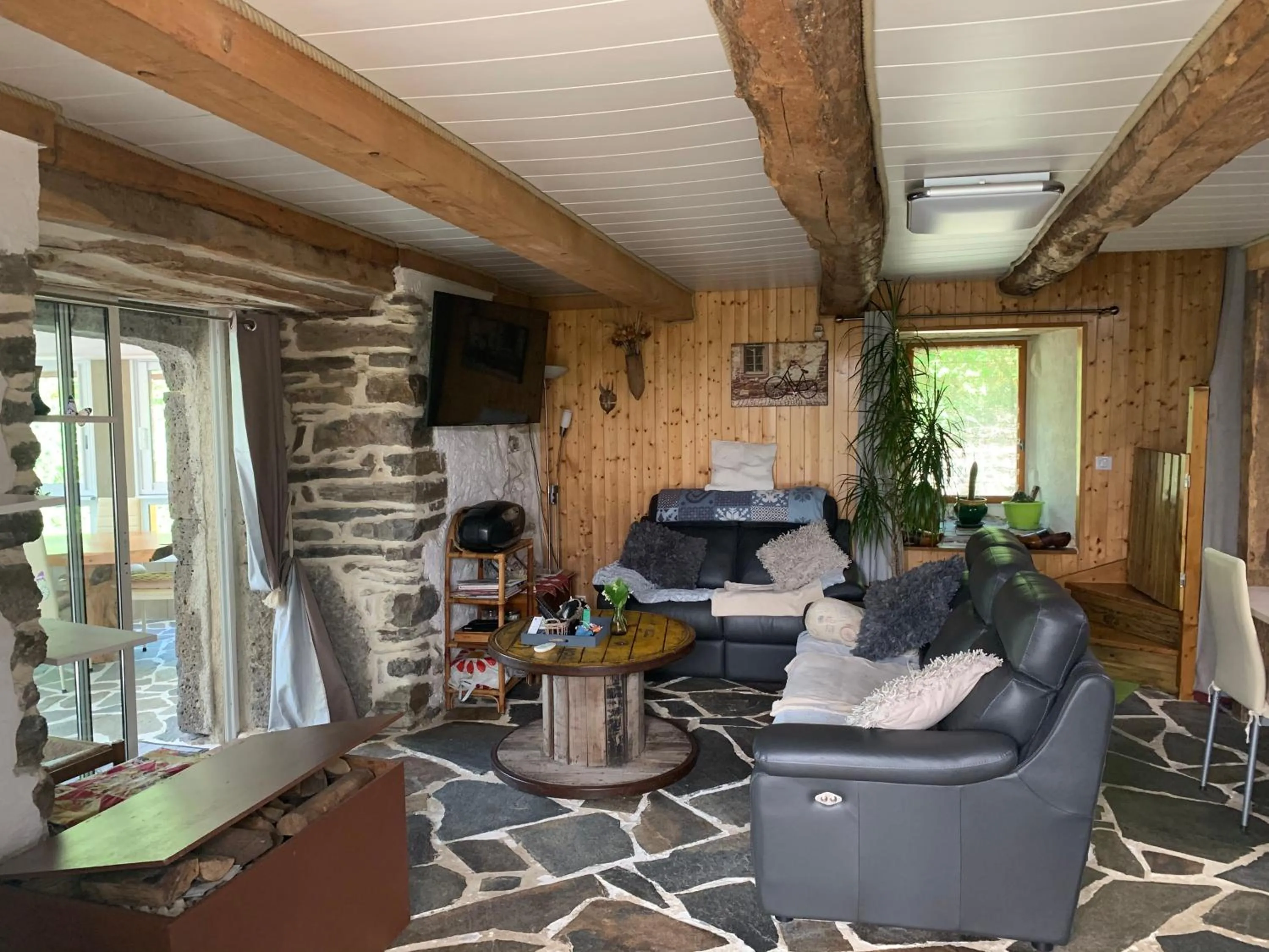 Communal lounge/ TV room in Chambres d'hôtes Le Lepadou-Bas