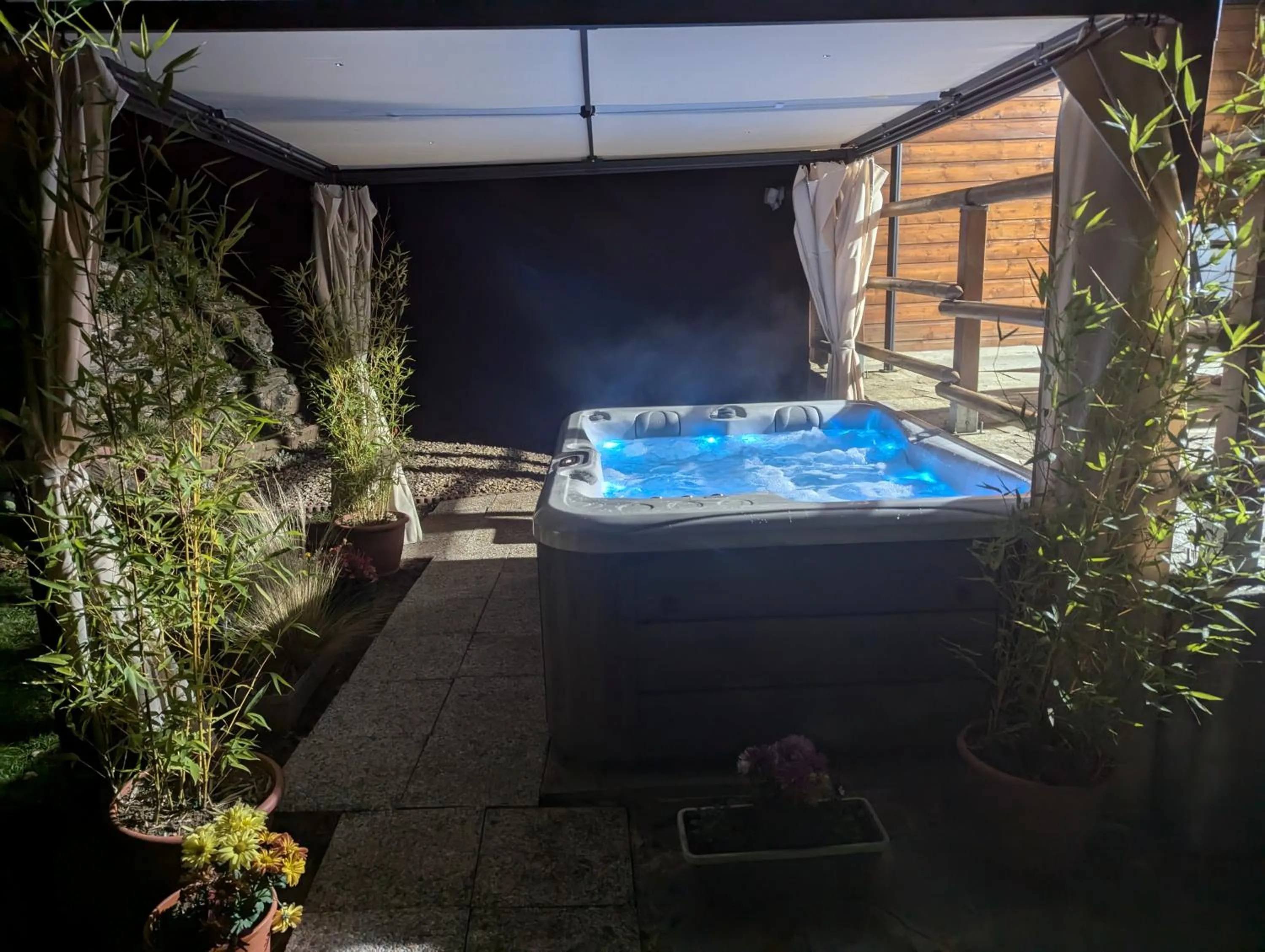 Hot Tub in Chambres d'hôtes Le Lepadou-Bas