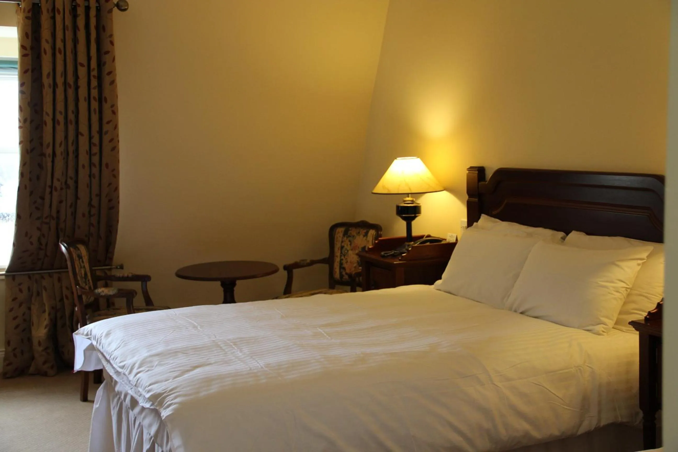 Bedroom, Bed in McSweeney Arms Hotel