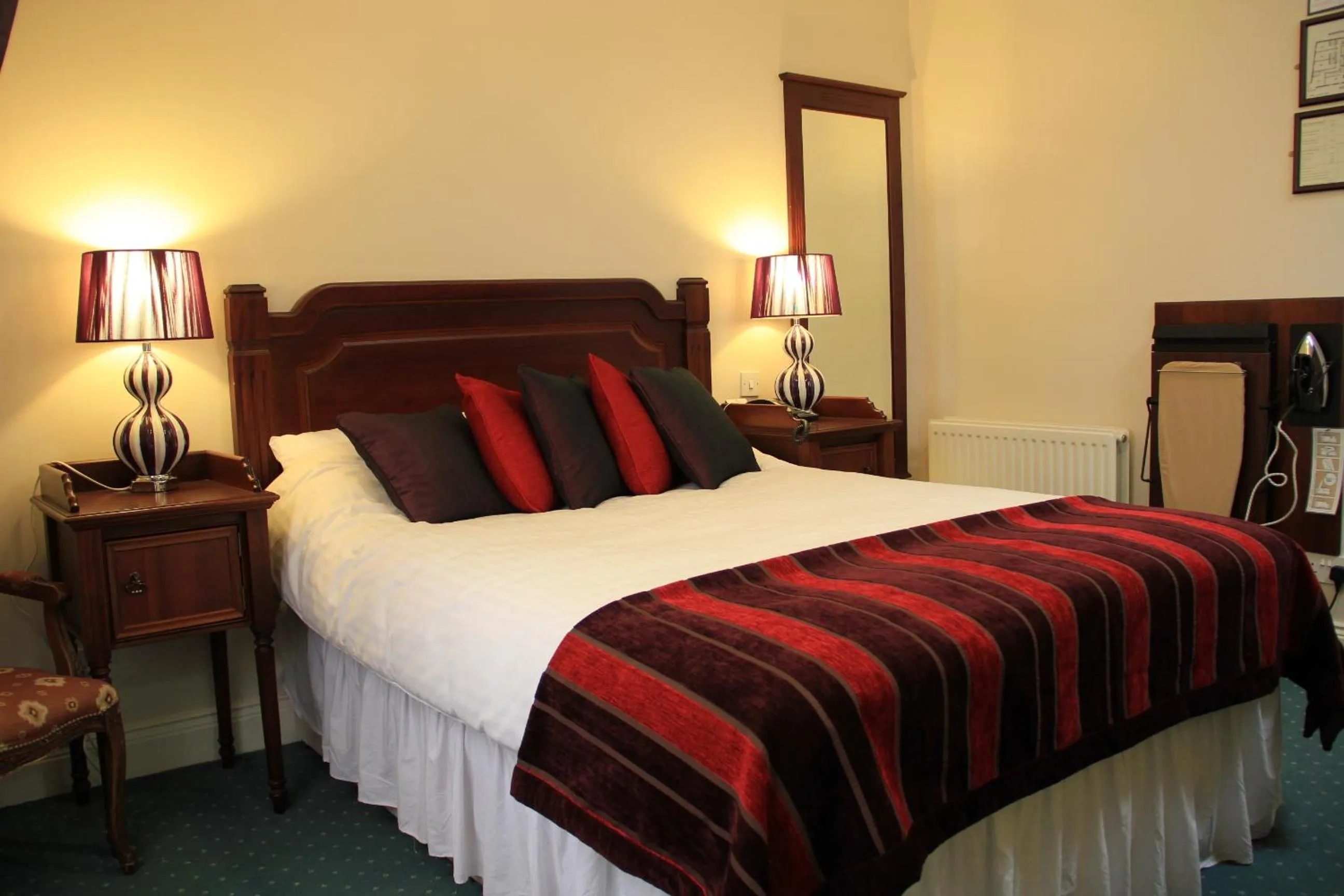 Bedroom, Bed in McSweeney Arms Hotel