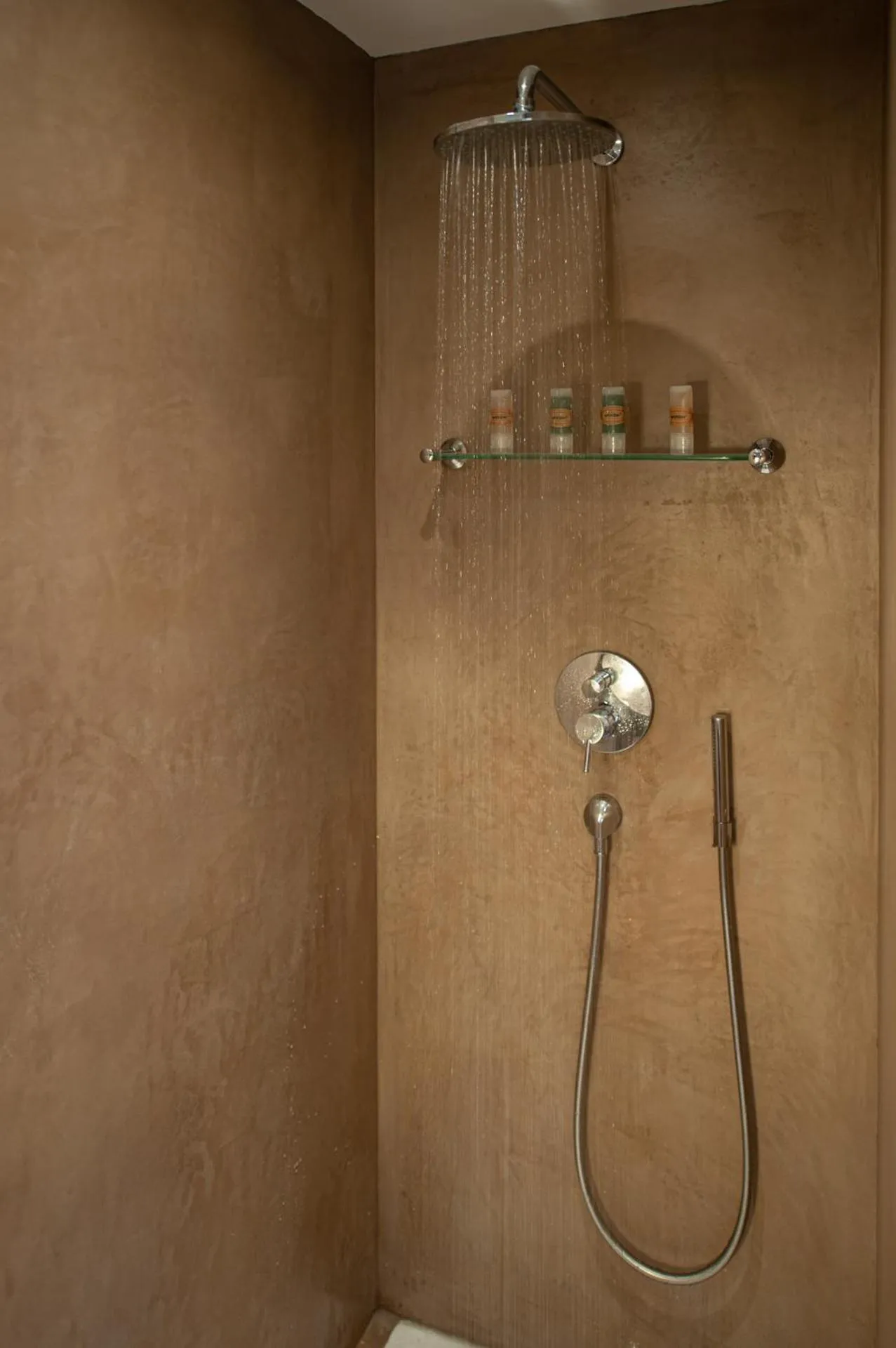 Shower in Maison Dauphine