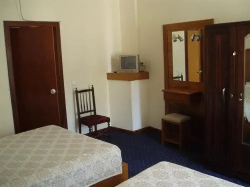 Twin Room in Pensao Lourenco