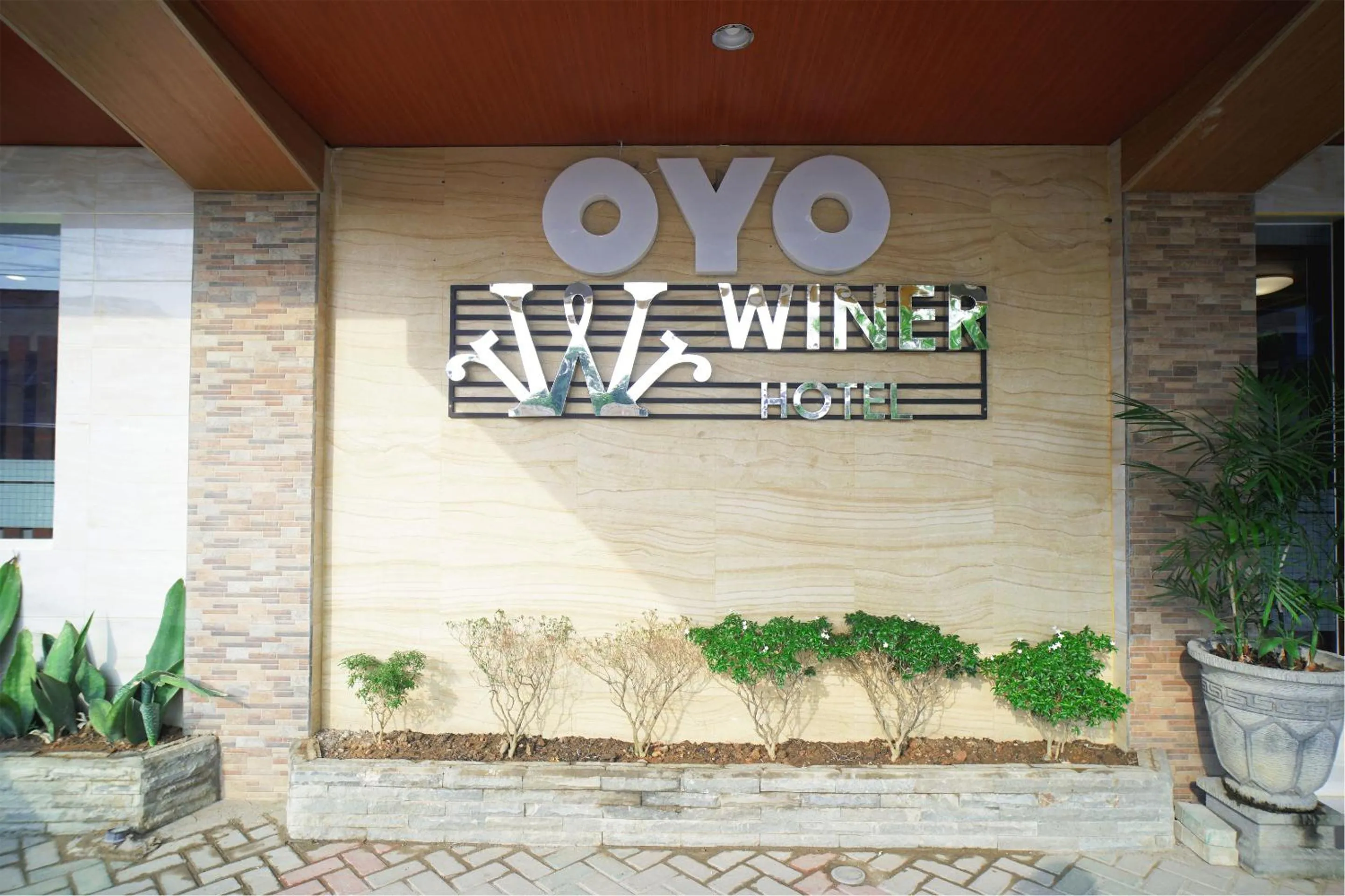 Facade/entrance in OYO 147 Hotel Winer