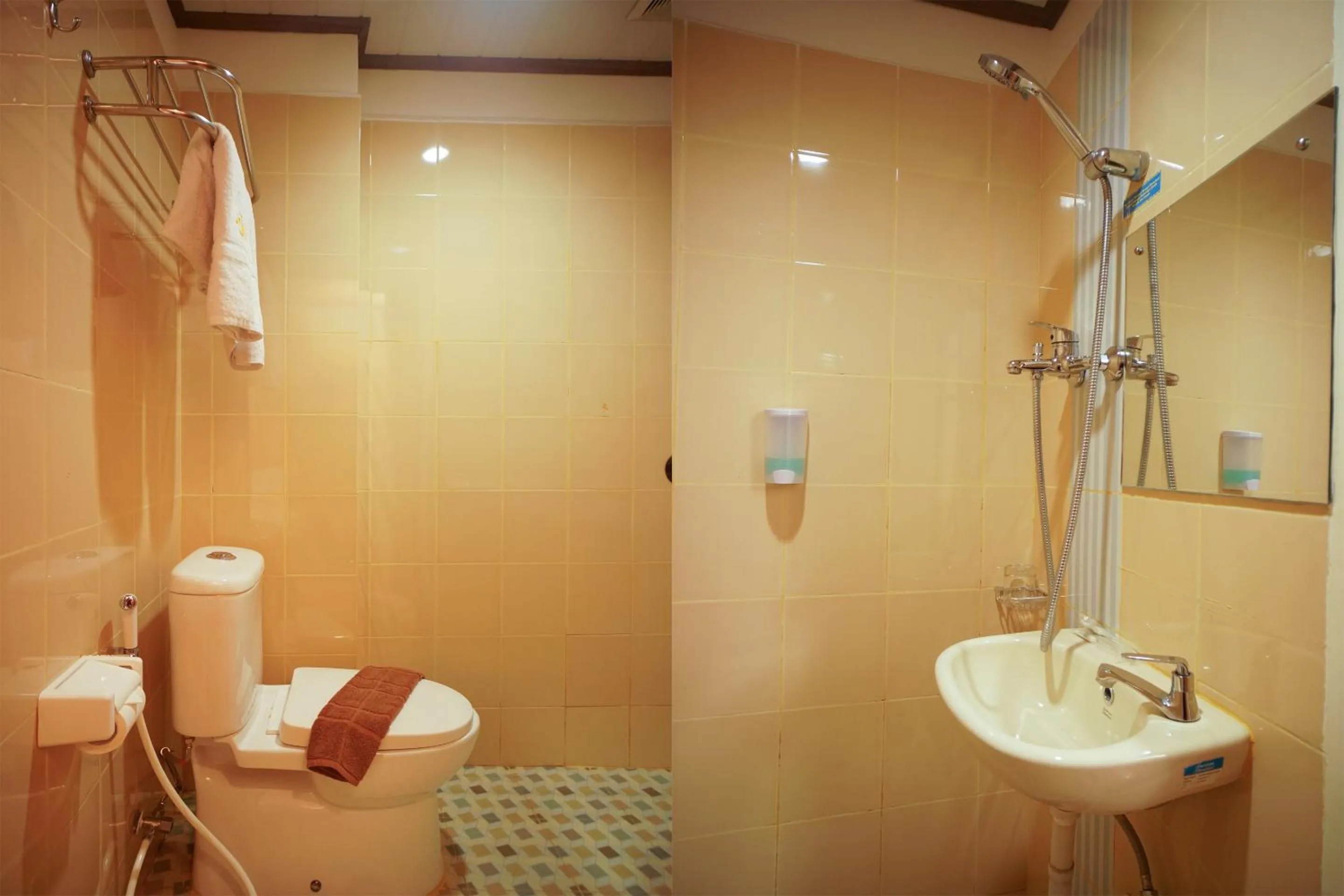 Bathroom in OYO 147 Hotel Winer