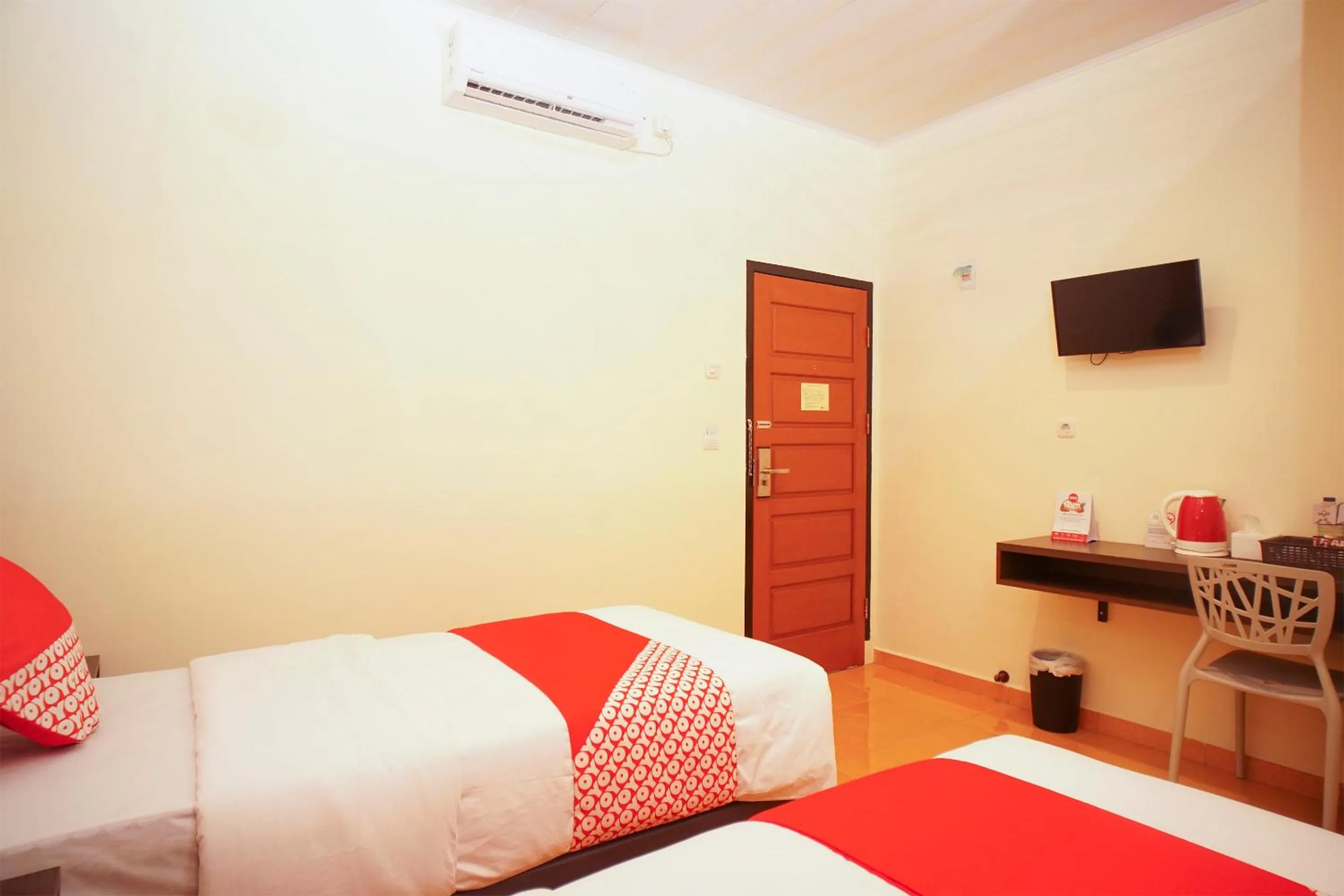 Bedroom in OYO 147 Hotel Winer